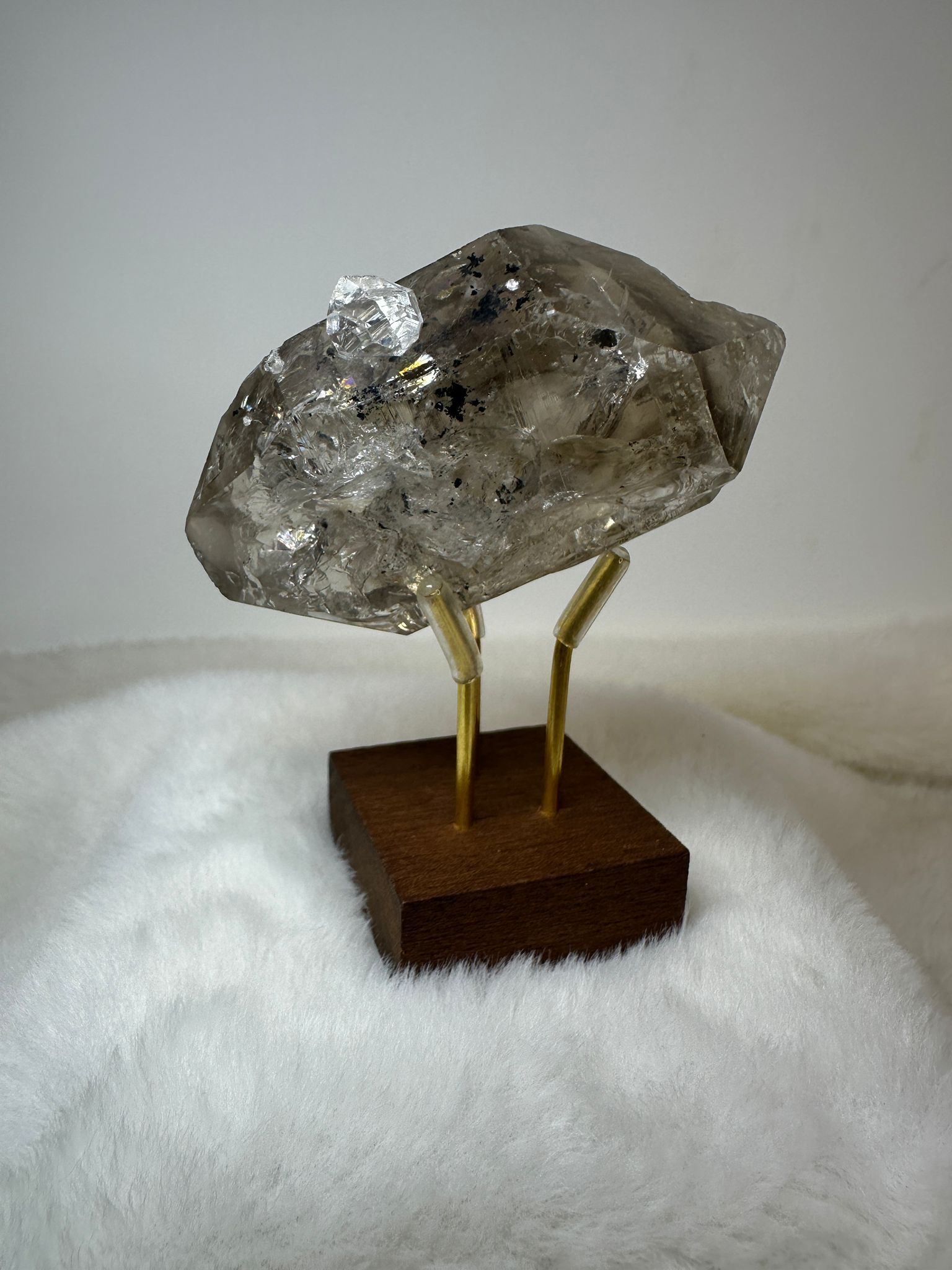 HKAG0417-077 茶晶閃靈鑽 148g (四川閃靈) 連底座 內含物 炭瀝青 帶天然彩虹 雙生小閃鑽 (A77)