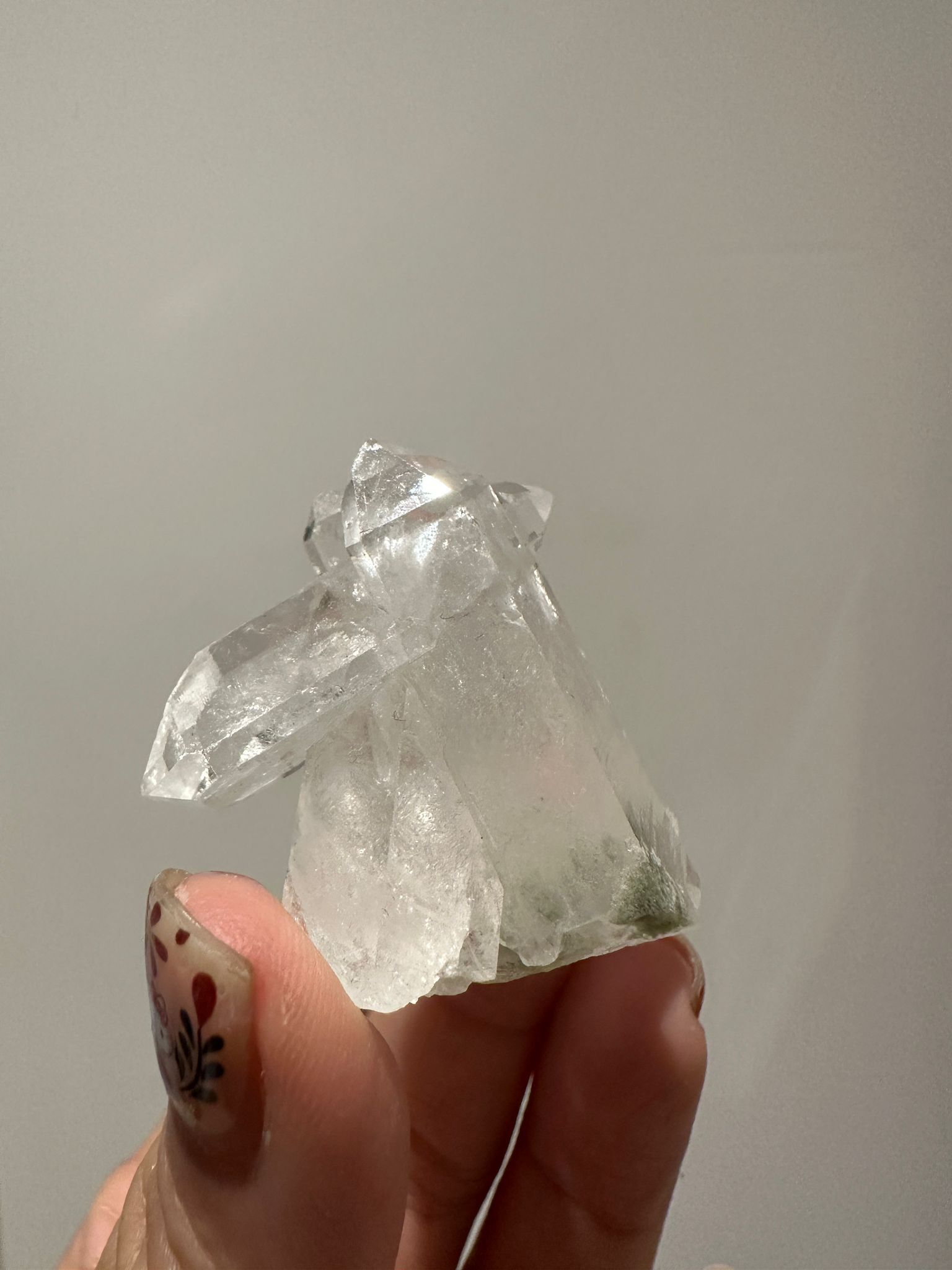 HKAG0417-090 巴基斯坦 透亮白晶簇 帶小量綠幽靈 爆彩 送黃色琉璃金元寶1個 (A90)