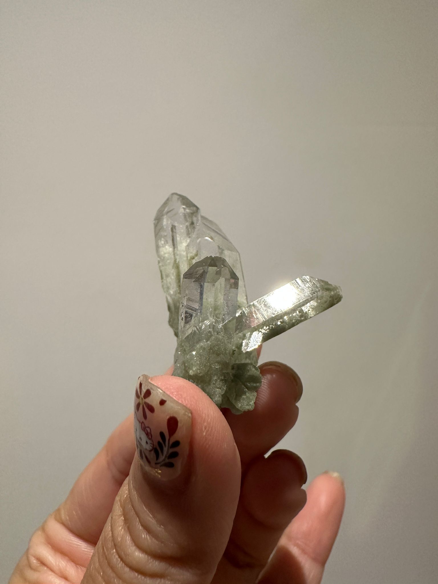 HKAG0417-086 巴基斯坦 透亮白晶簇 帶綠幽靈 (交叉型) 送黃色琉璃金元寶1個 (A86)