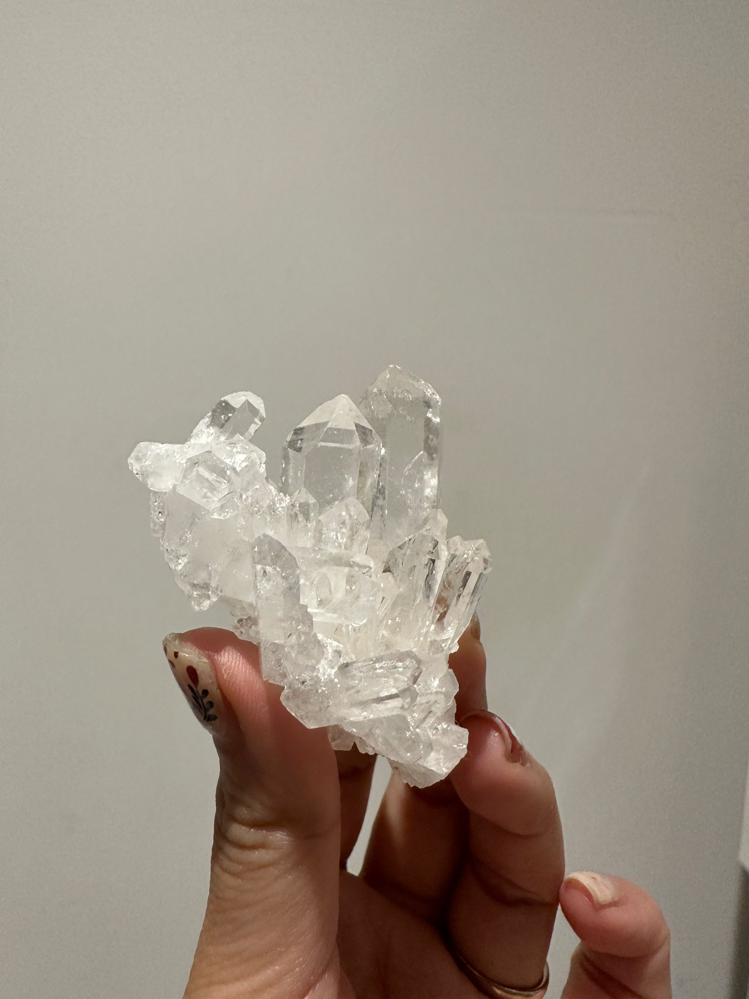 HKAG0417-099 巴基斯坦 透亮白晶簇 (帶彩, 水晶底) 送黃色琉璃金元寶1個 (A99)