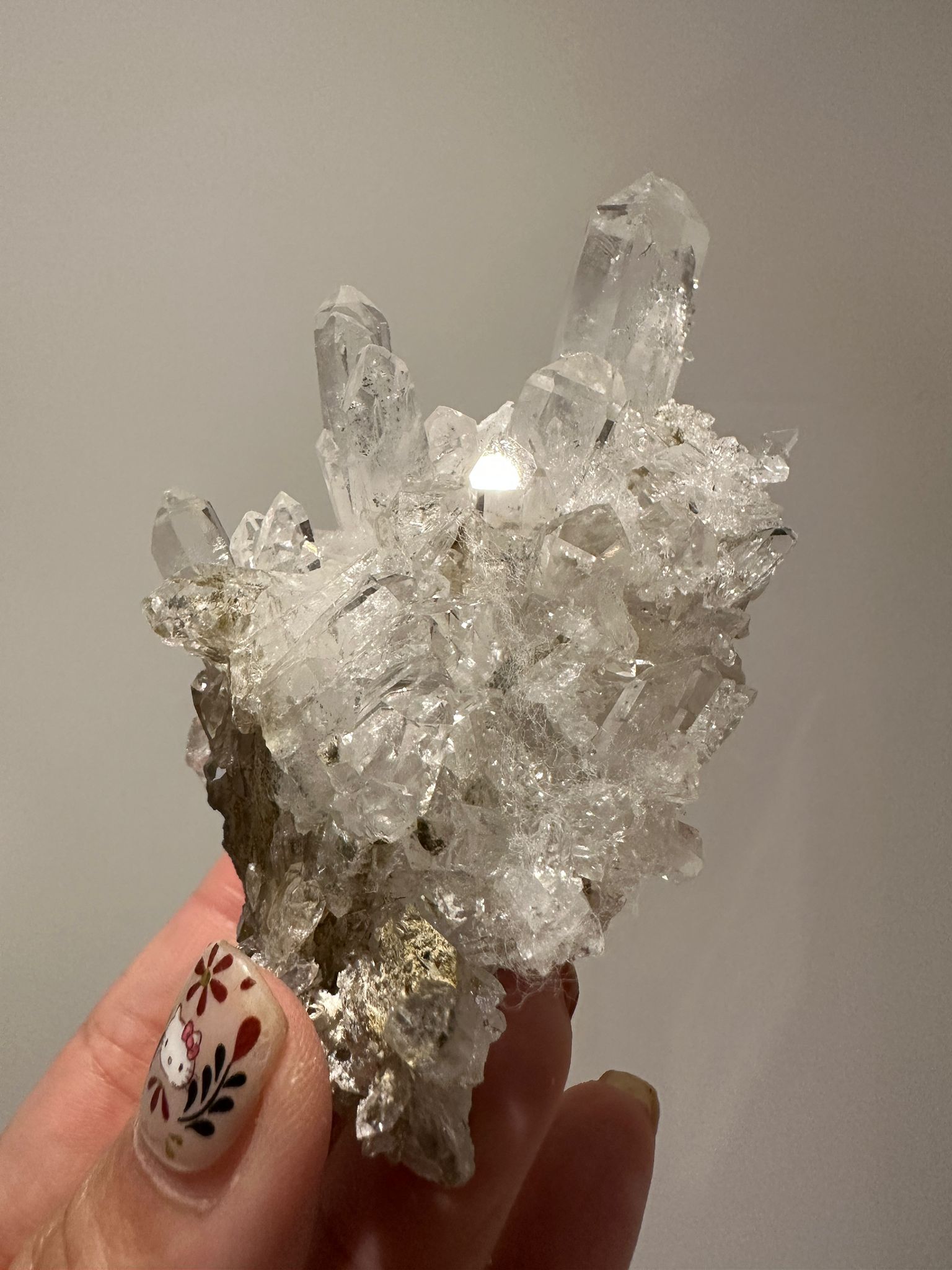 HKAG0417-098 巴基斯坦 閃亮白晶簇 帶彩 砂糖 (灰黃皮) 送黃色琉璃金元寶1個 (A98)