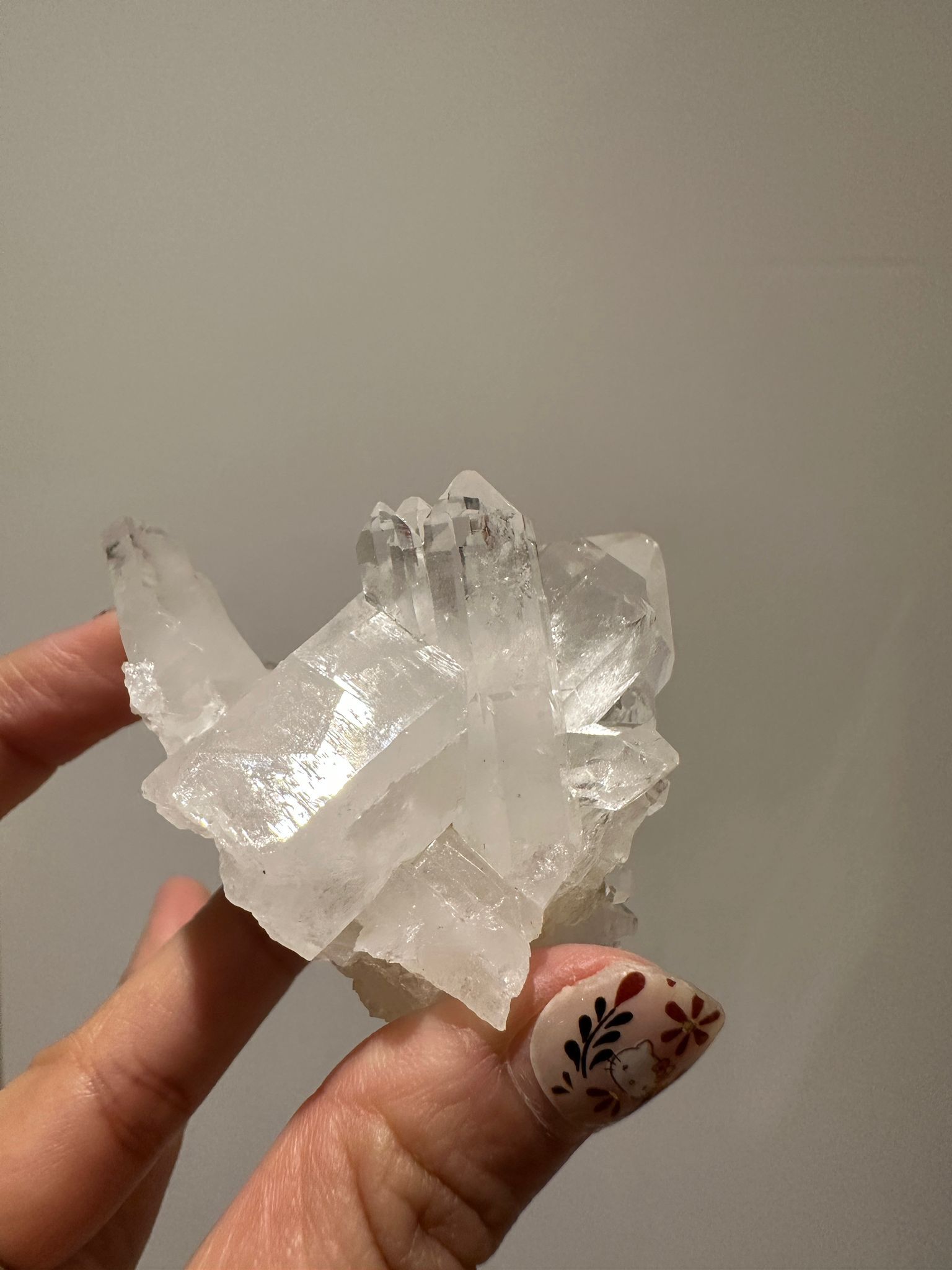 HKAG0417-103 巴基斯坦 透亮奶白晶簇 (帶彩, 水晶底) 送黃色琉璃金元寶1個 (A103)