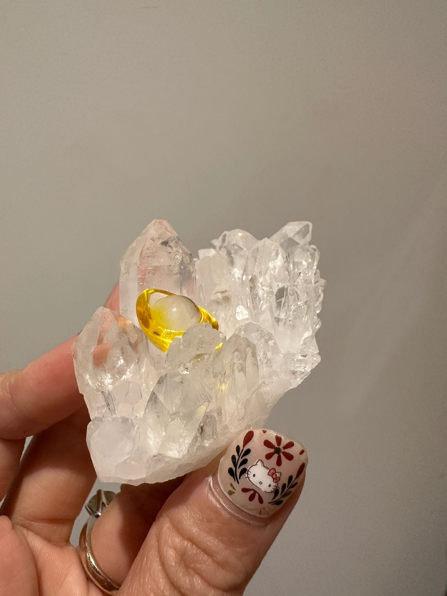 HKAG0417-104 巴基斯坦 透亮白晶簇 (帶彩, 水晶底) 送黃色琉璃金元寶1個 (A104)