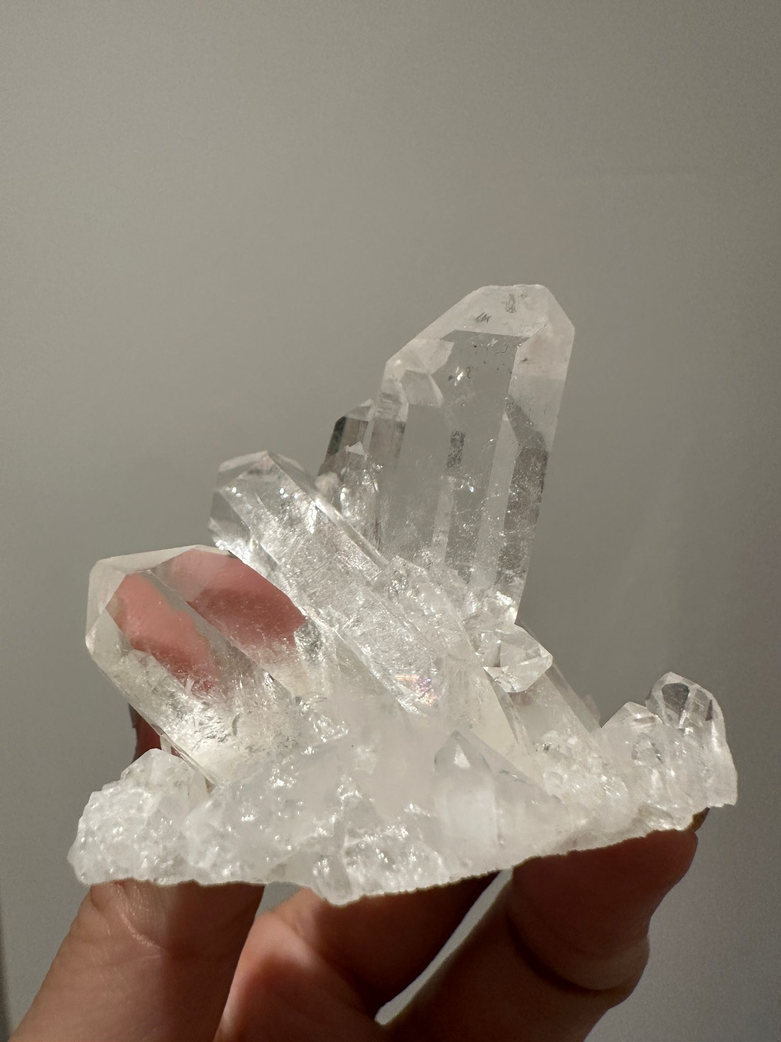 HKAG0417-102 巴基斯坦 透亮白晶簇 (帶彩, 水晶底) 送黃色琉璃金元寶1個 (A102)