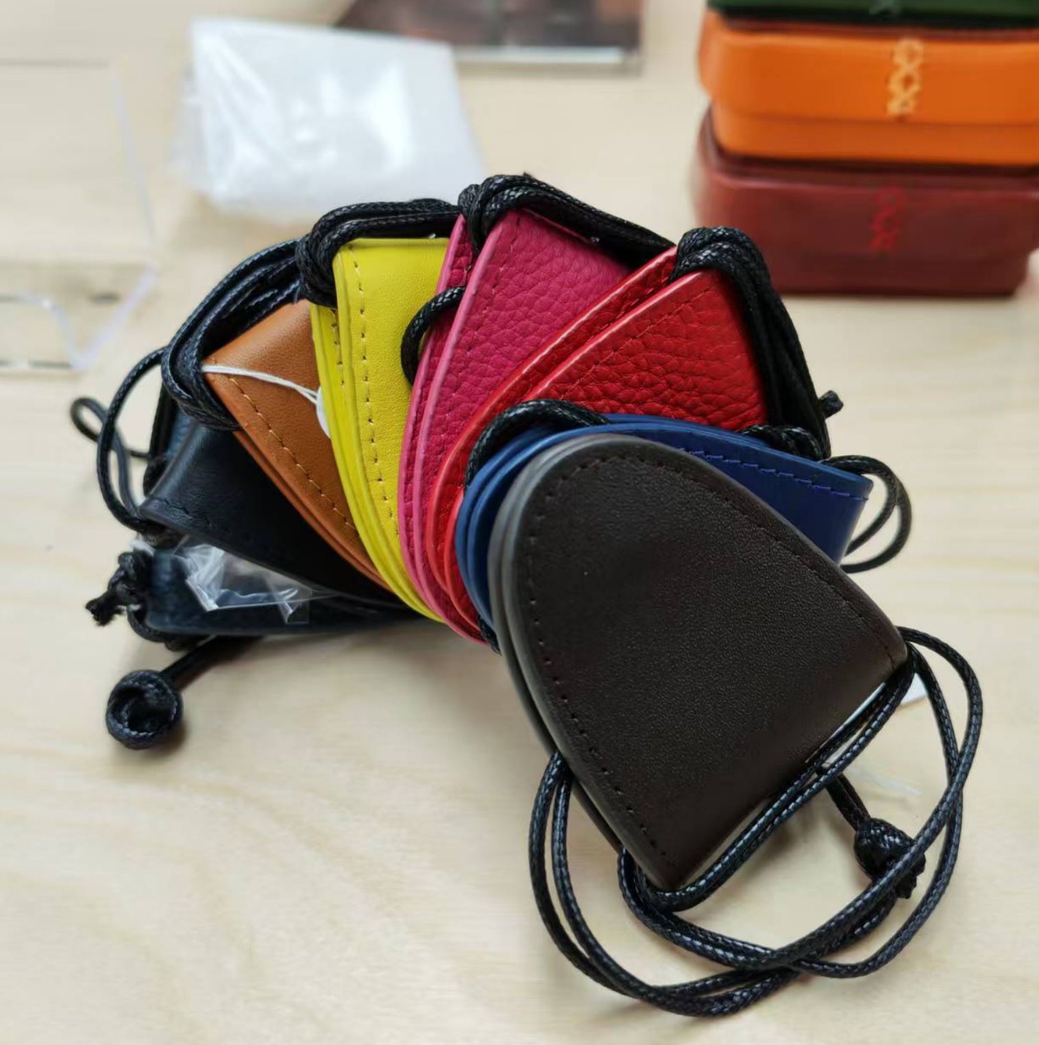 0417g52-GZday4-皮革-磁吸眼鏡夾頭層牛皮平紋掛繩夾子油蠟皮小夾子收納強磁夾(A52)