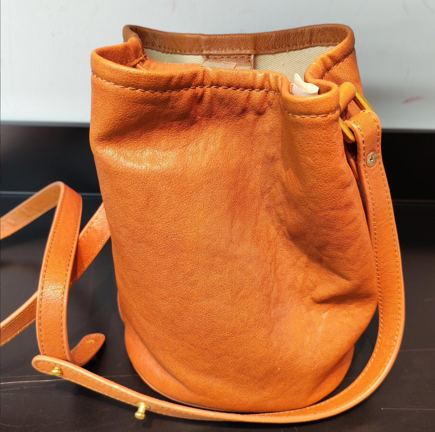 0417g48-GZday4-皮革-植鞣牛皮水桶包-日落黃(A48)