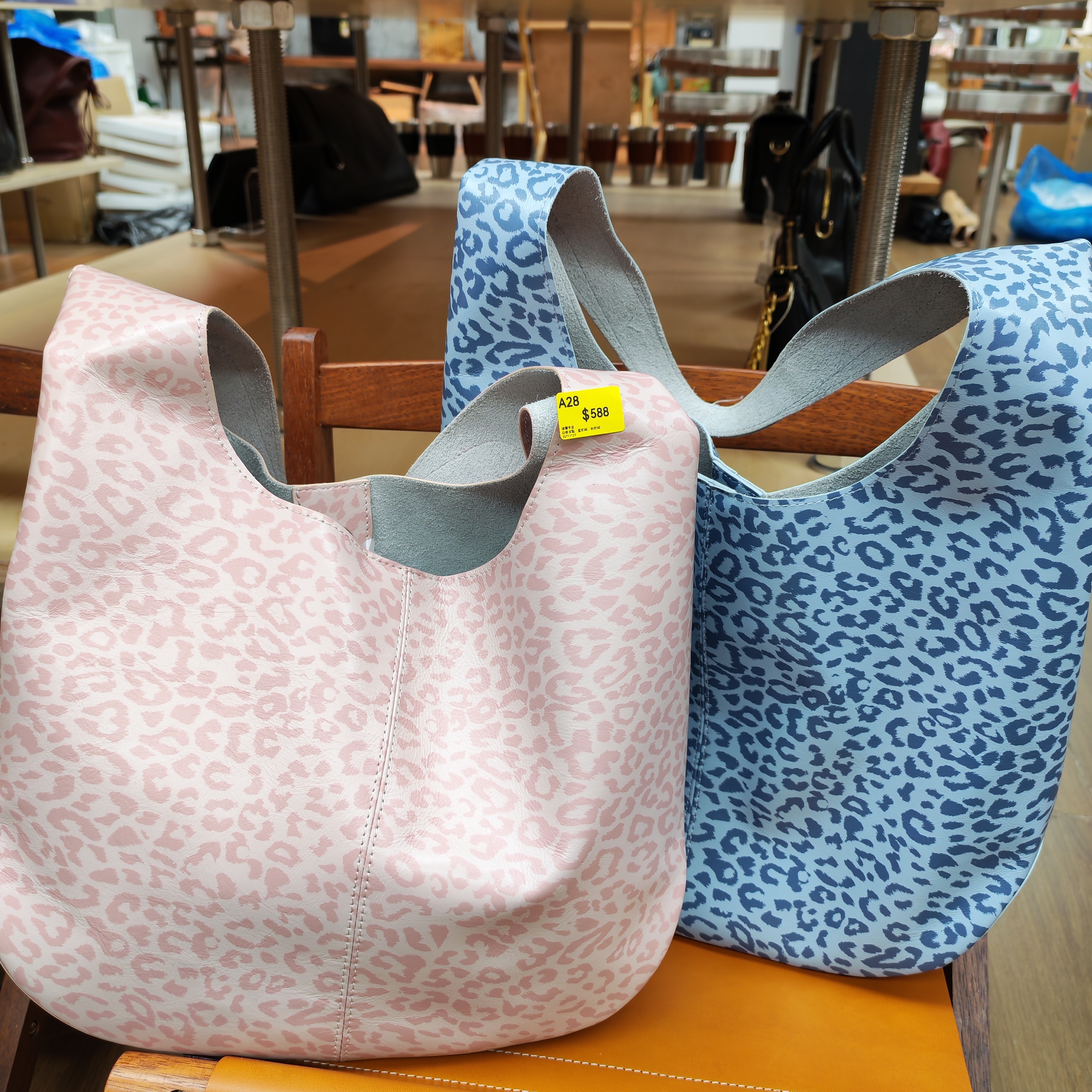 0417g28-GZday4-皮革-頭層牛皮35*11*27(A28)