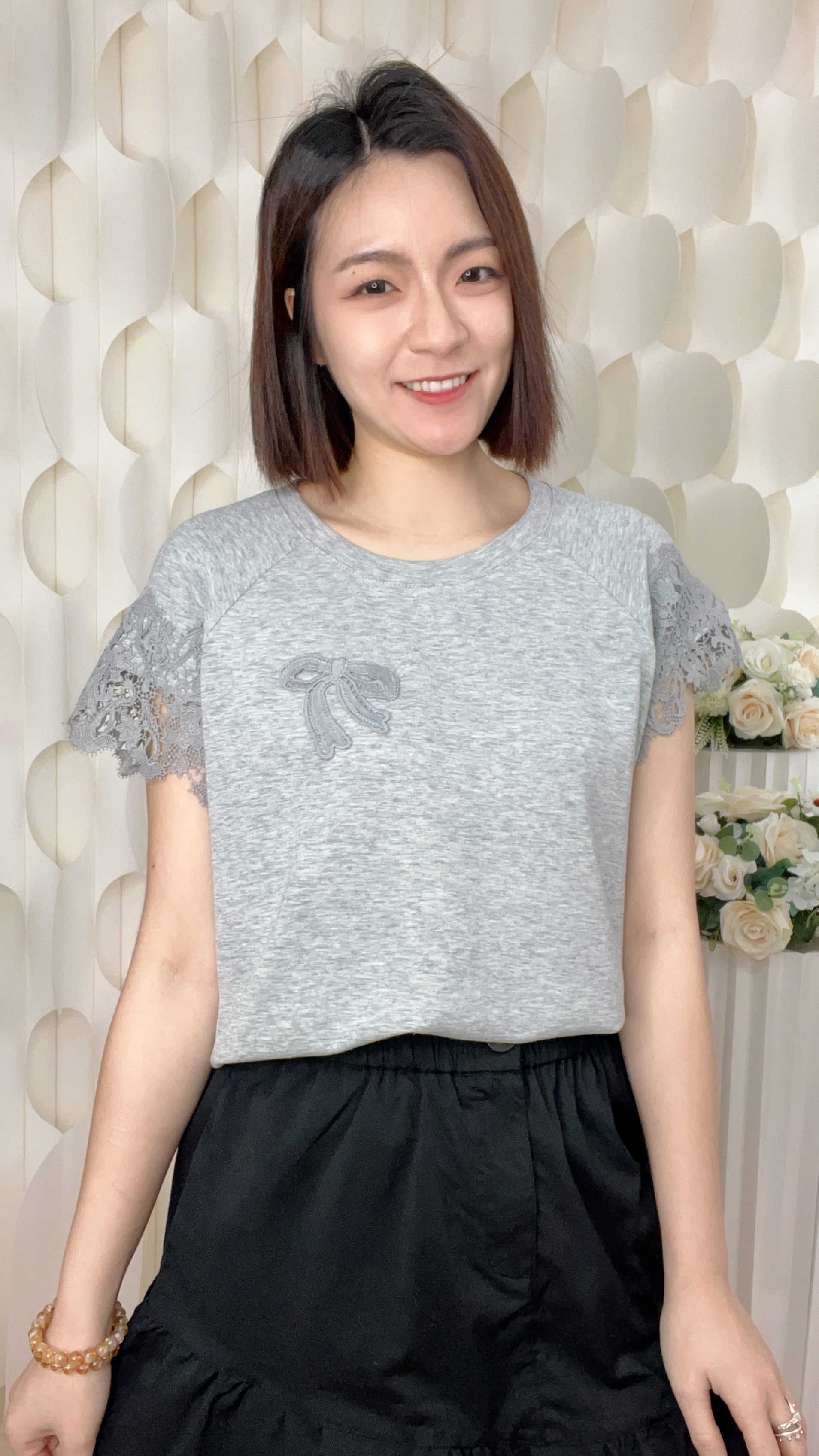 棉質刺綉蝴蝶結拼LACE上衣(胸:40-44 腰:40-44 長23 吋) 56252#1704clo