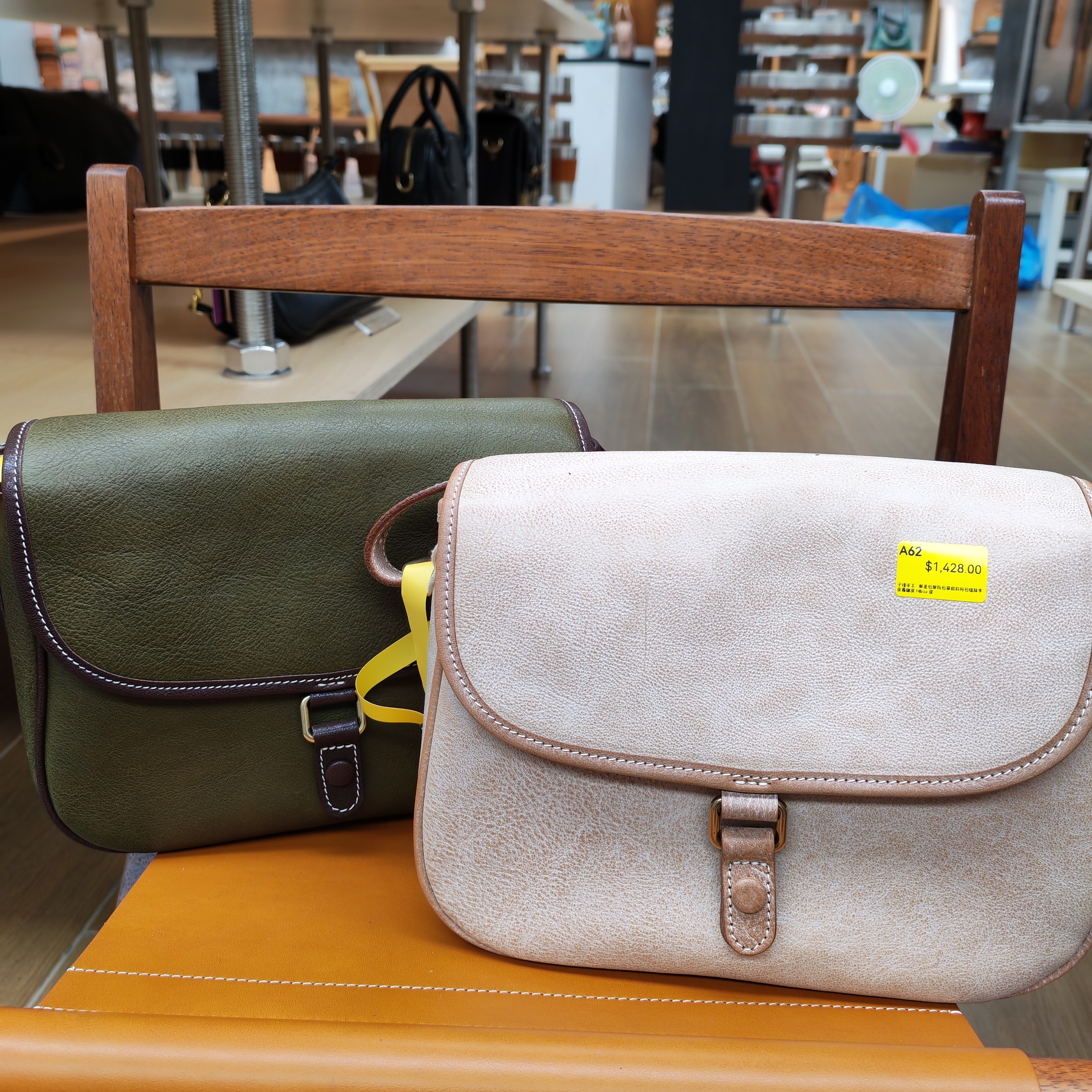 0417g62-GZday12-皮革-子種手工 郵差包學院包單肩斜挎包植鞣牛皮霧蠟皮 Mbox 皮(A62)