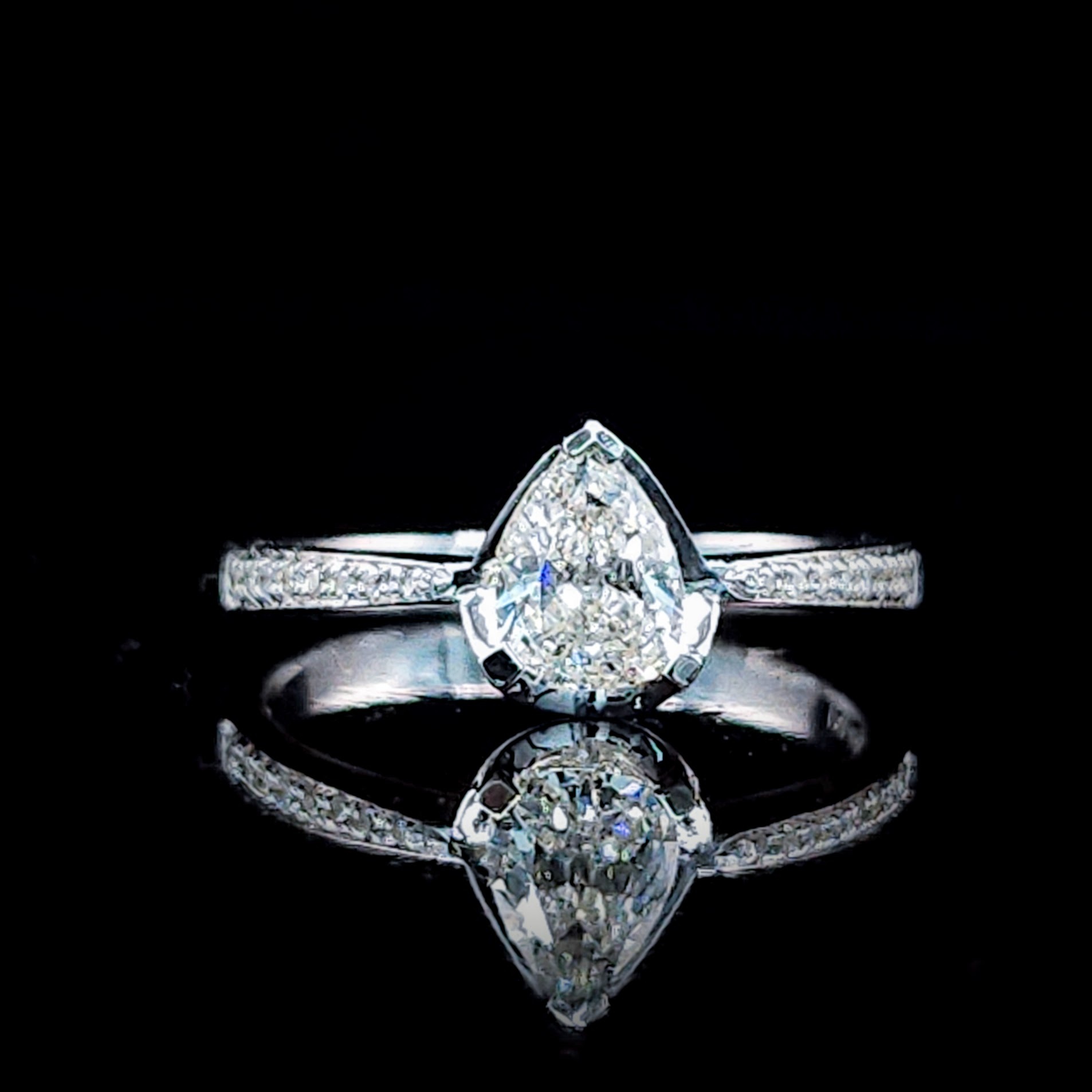 全新18K白金【單粒49份梨形鑽石】配小鑽共54份鑽石戒指