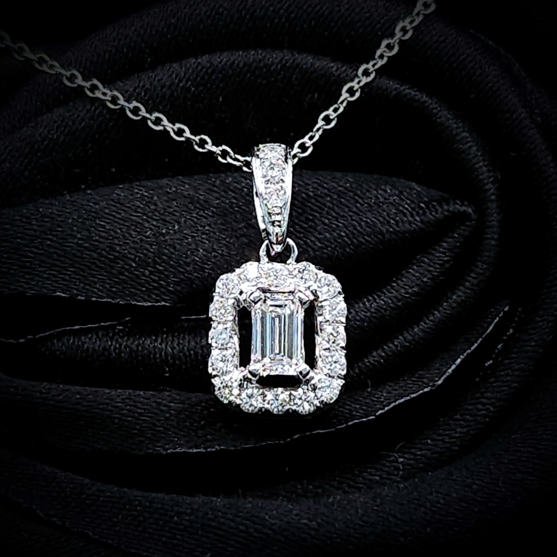 全新18K白金【主石20份方形鑽石】配15份小鑽共35份吊墜