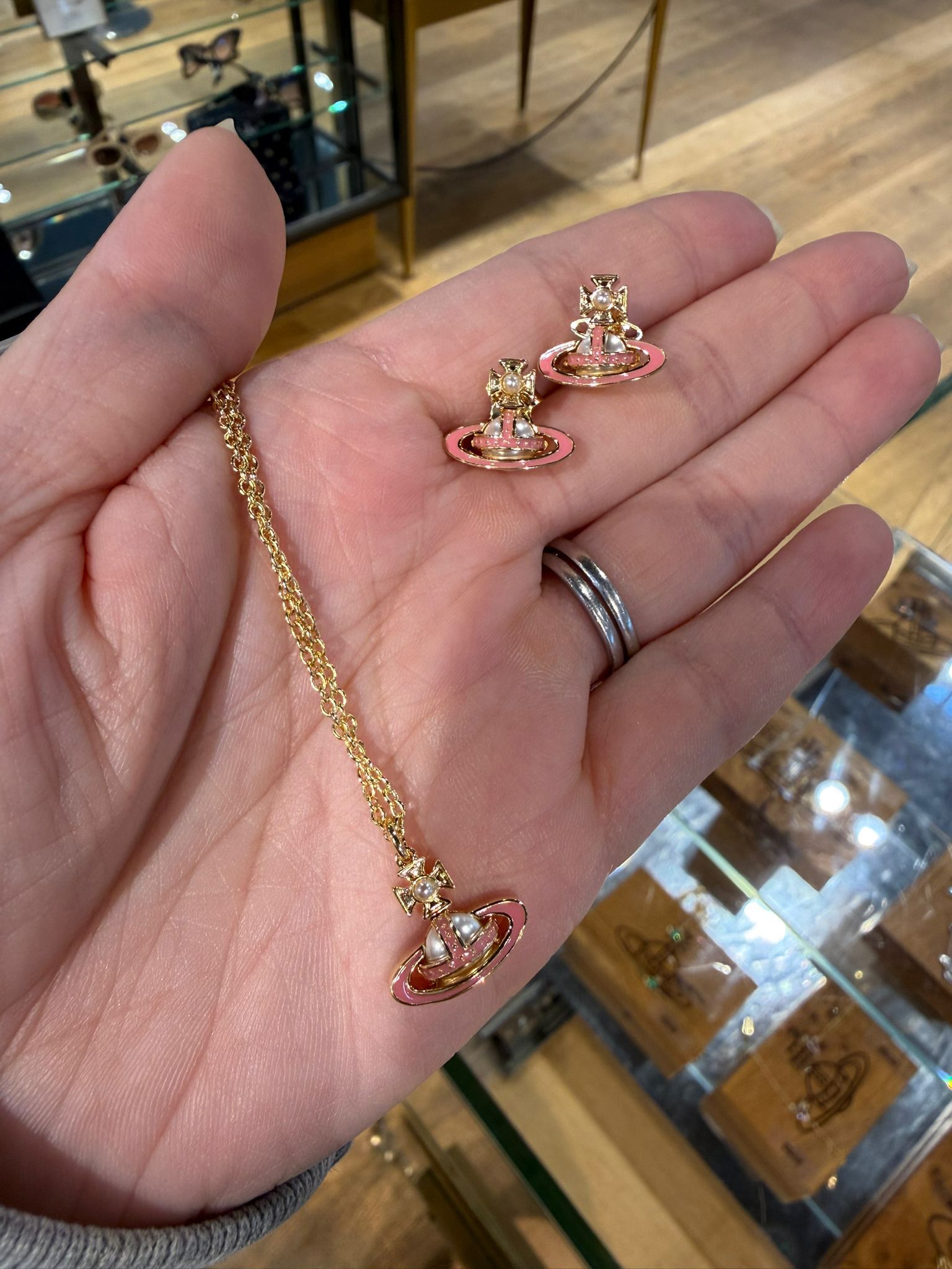 LYS01571 Vivienne Westwood 淡粉色琺瑯配珍珠耳環/ 頸鏈