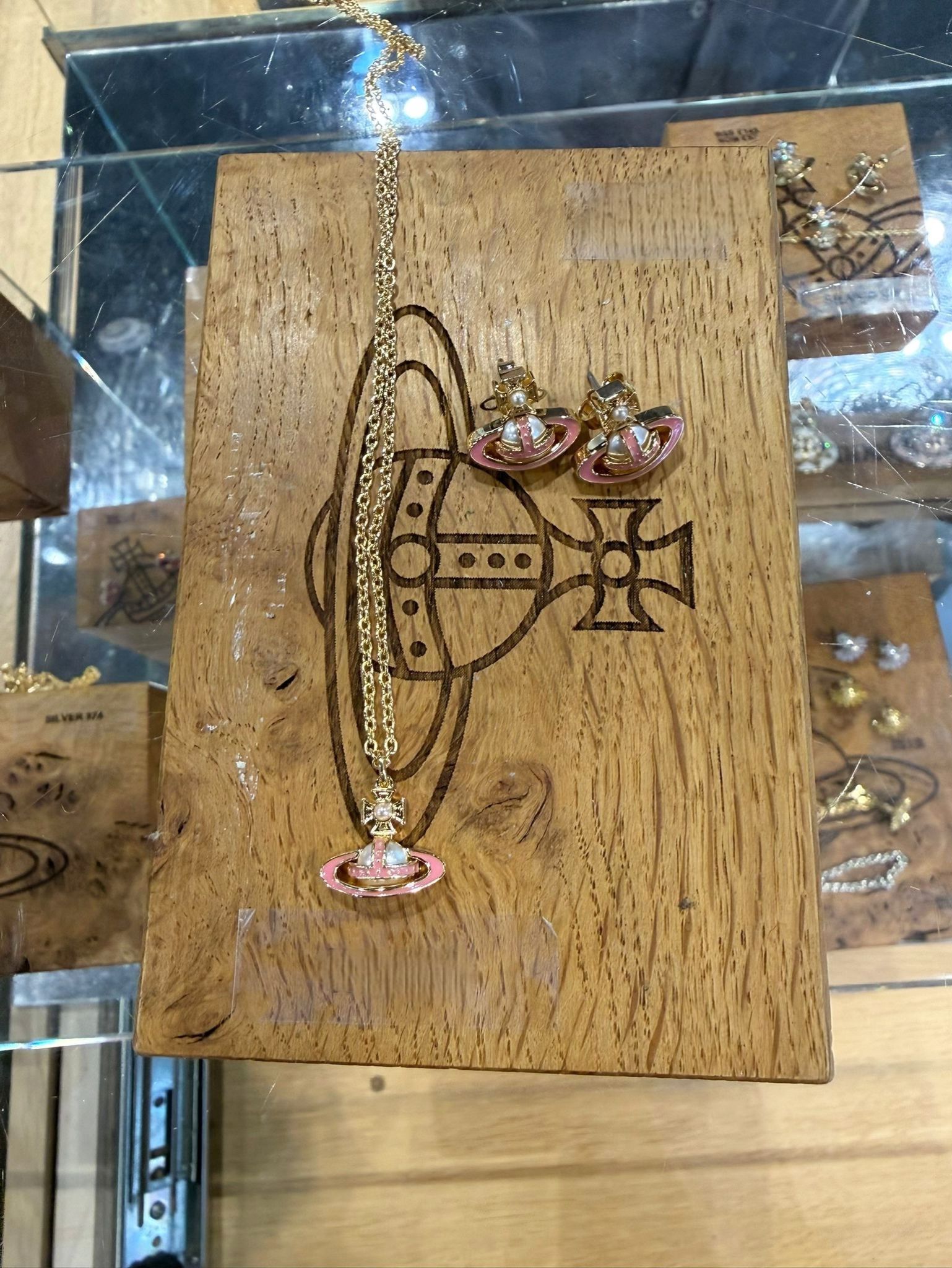 LYS01571 Vivienne Westwood 淡粉色琺瑯配珍珠耳環/ 頸鏈