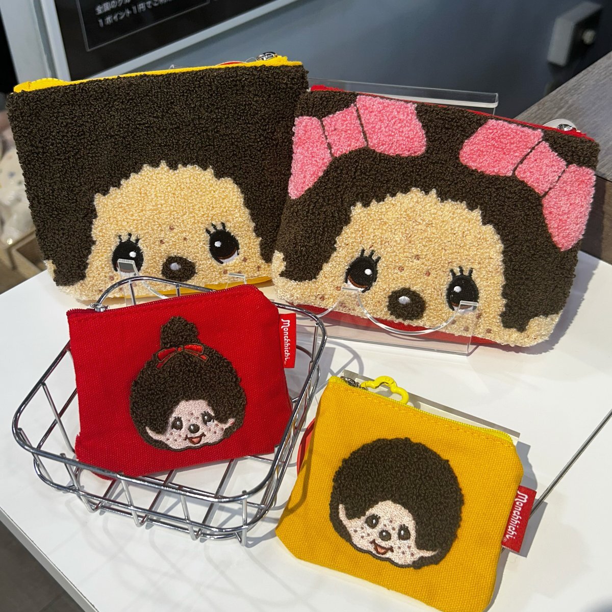 MONCHHICHI 蒙奇奇 針織收納包 立體刺繡