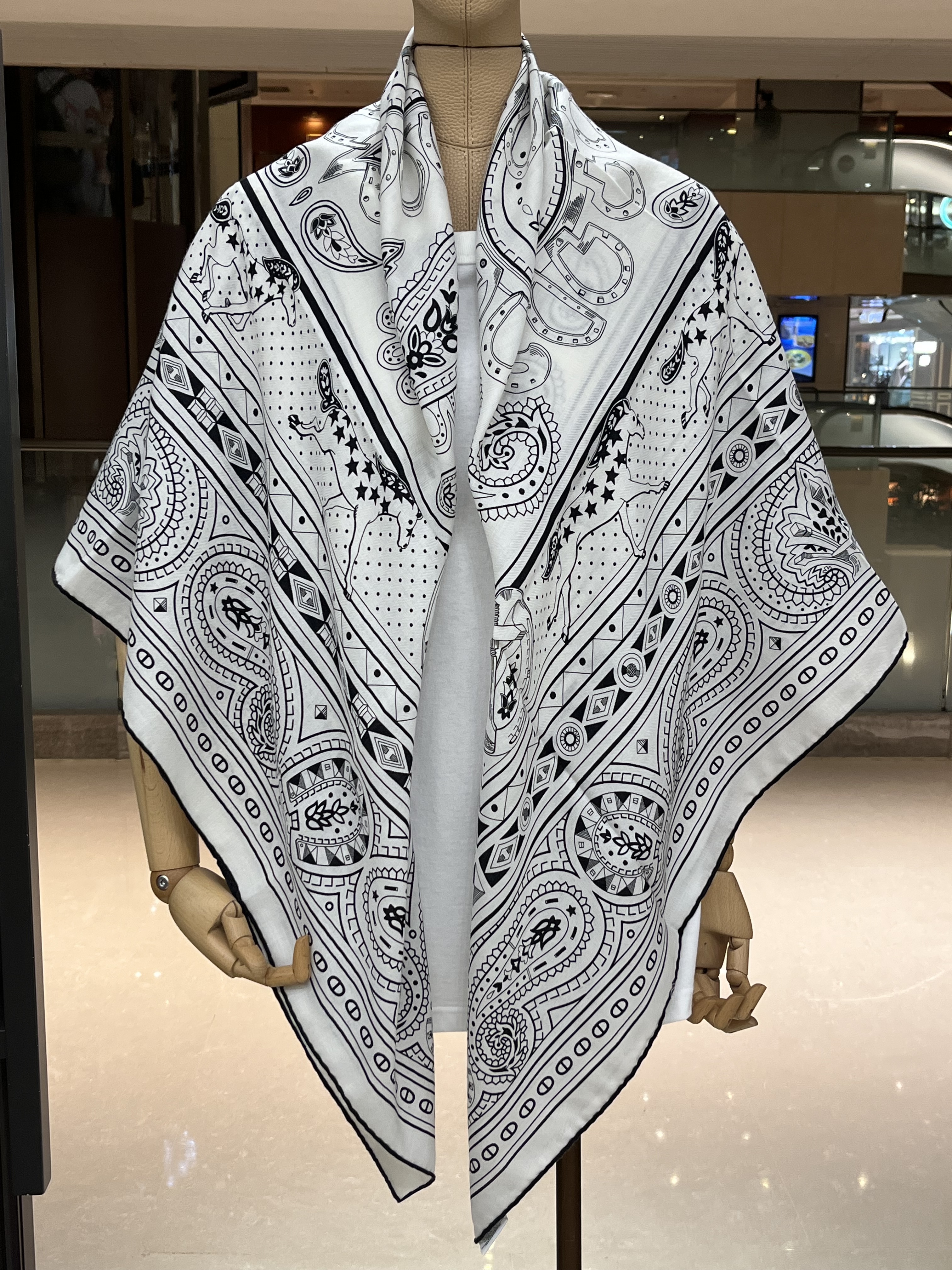 Cheval de Coeur Bandana shawl 140cm 70% cachemire 30% soie HG/blanc/noir