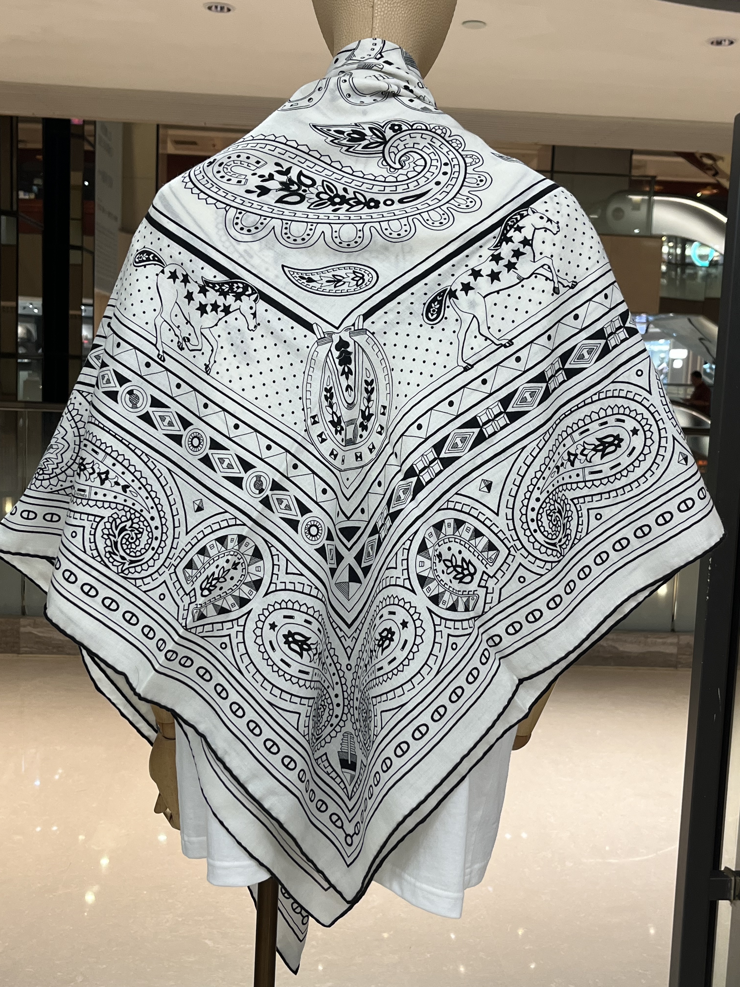 Cheval de Coeur Bandana shawl 140cm 70% cachemire 30% soie HG/blanc/noir