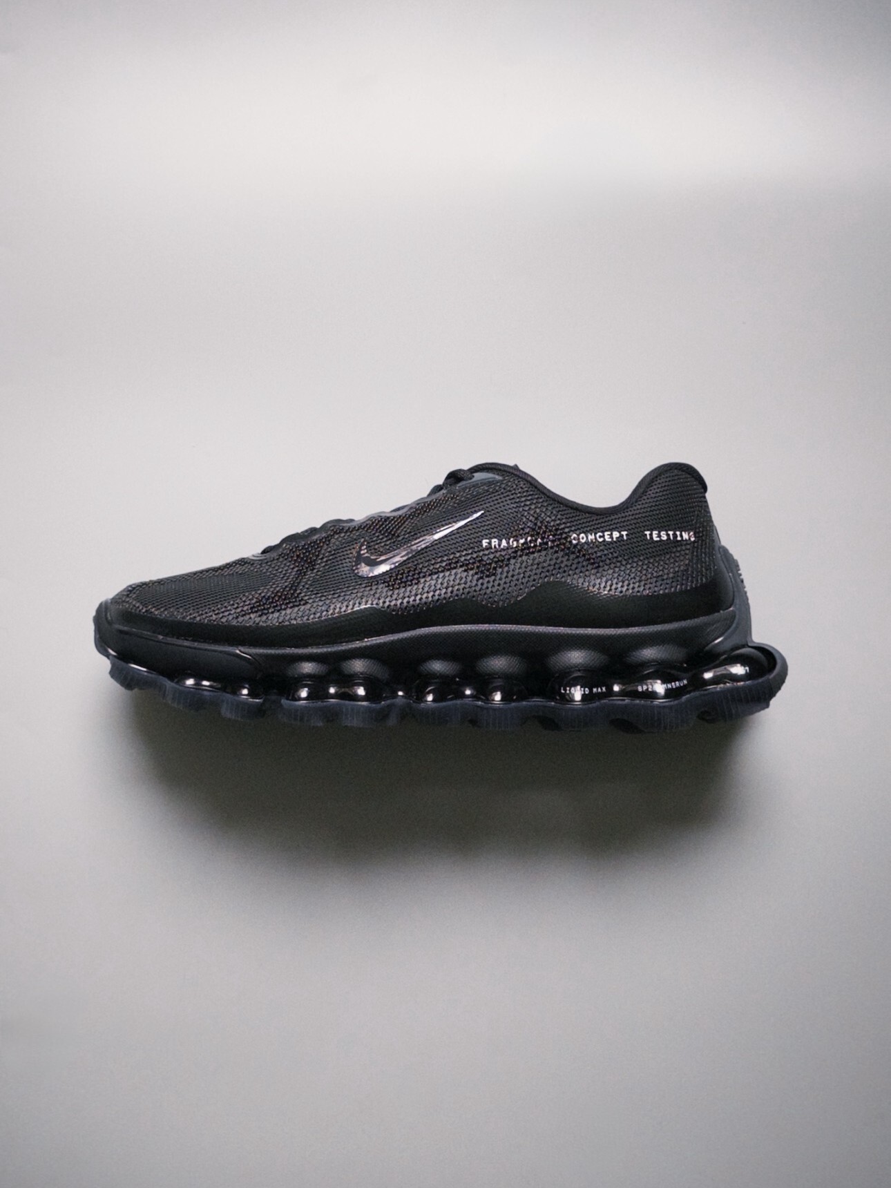 [海外連線預定] 男女鞋 FRAGMENT x NIKE LIQUID MAX 'Black'  黑魂 藤原浩 全氣墊 閃電 慢跑鞋【IQ8601-001】