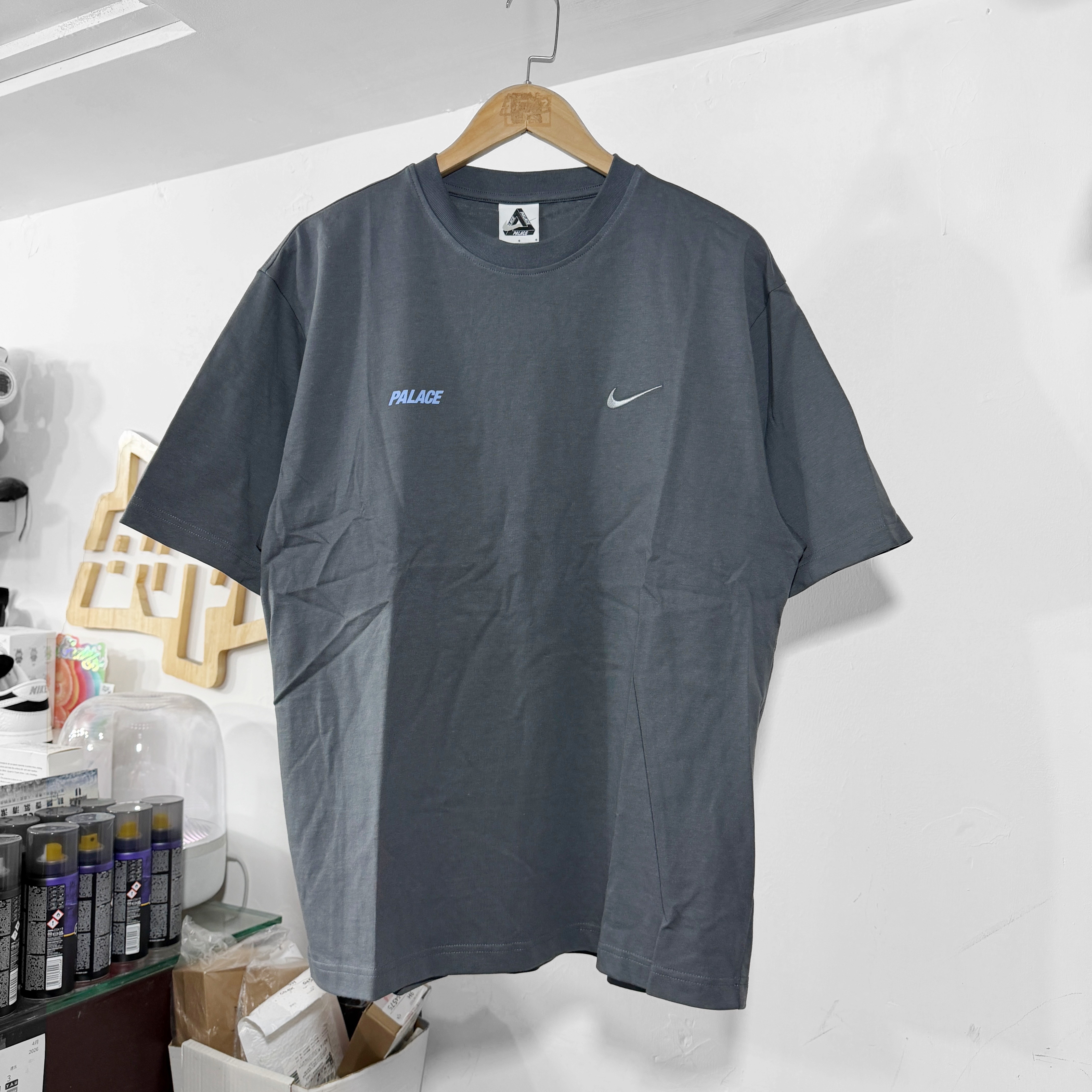 PALACE NIKE FONT SWOOSH T-SHIRT CHARCOAL