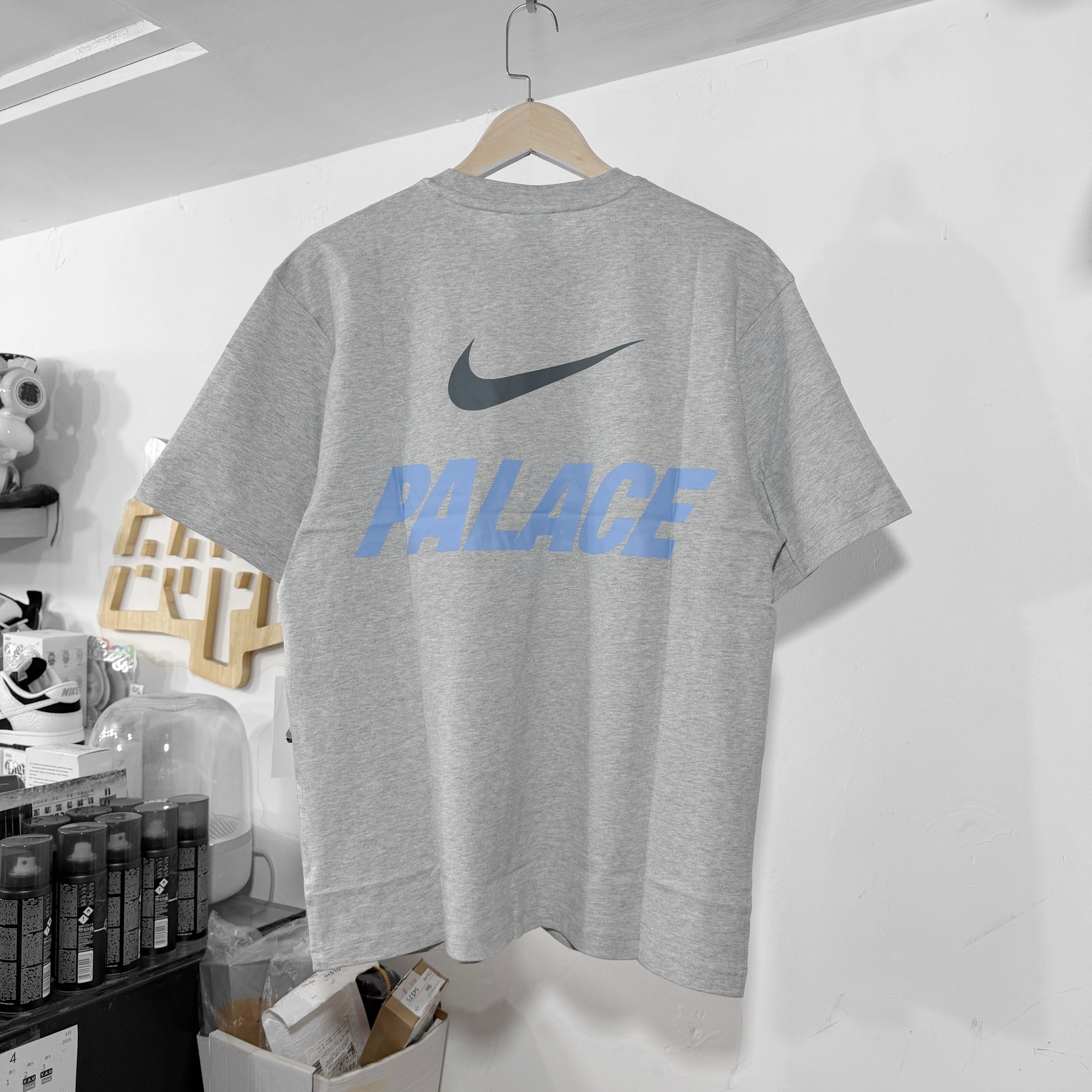 PALACE NIKE FONT SWOOSH T-SHIRT LIGHT GREY 淺灰