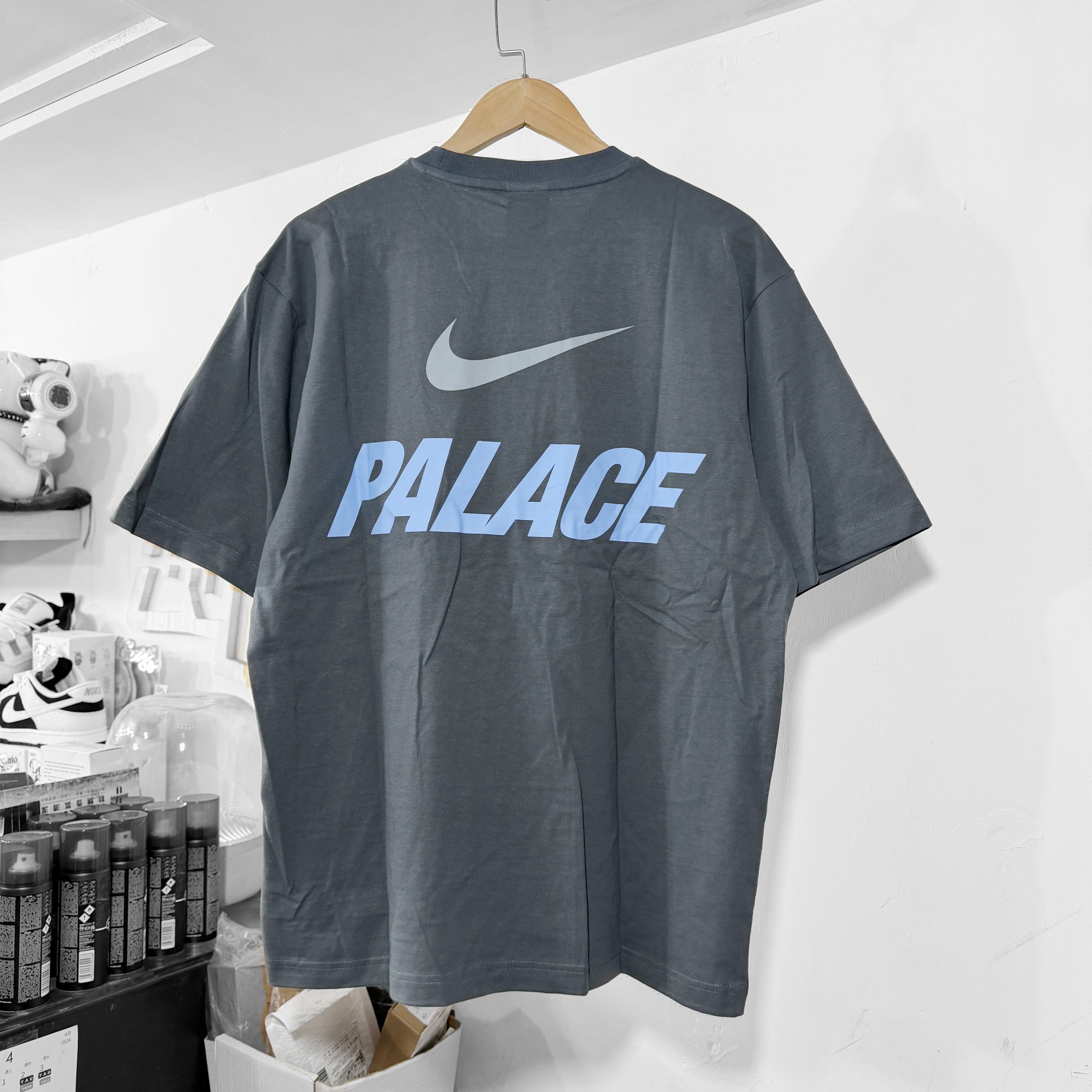 PALACE NIKE FONT SWOOSH T-SHIRT CHARCOAL