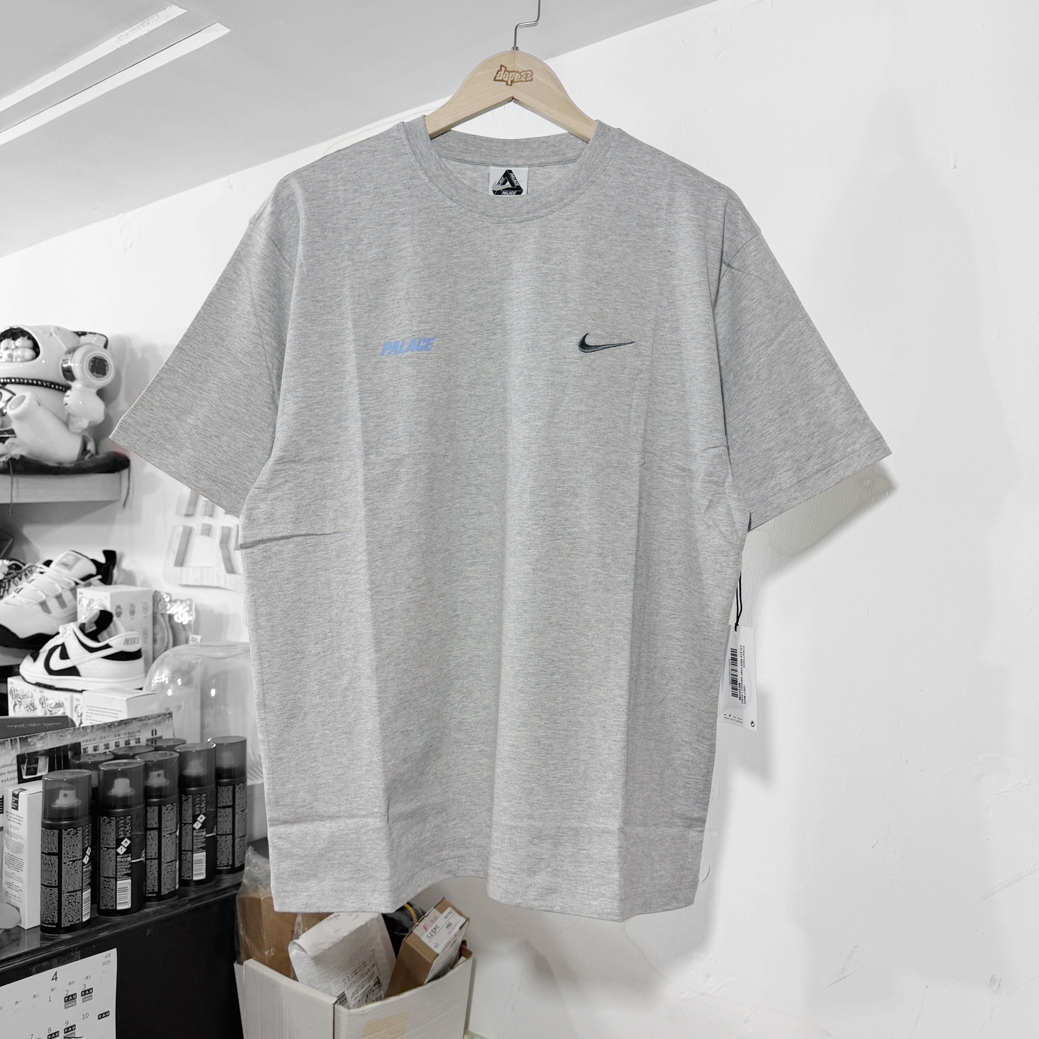 PALACE NIKE FONT SWOOSH T-SHIRT LIGHT GREY 淺灰