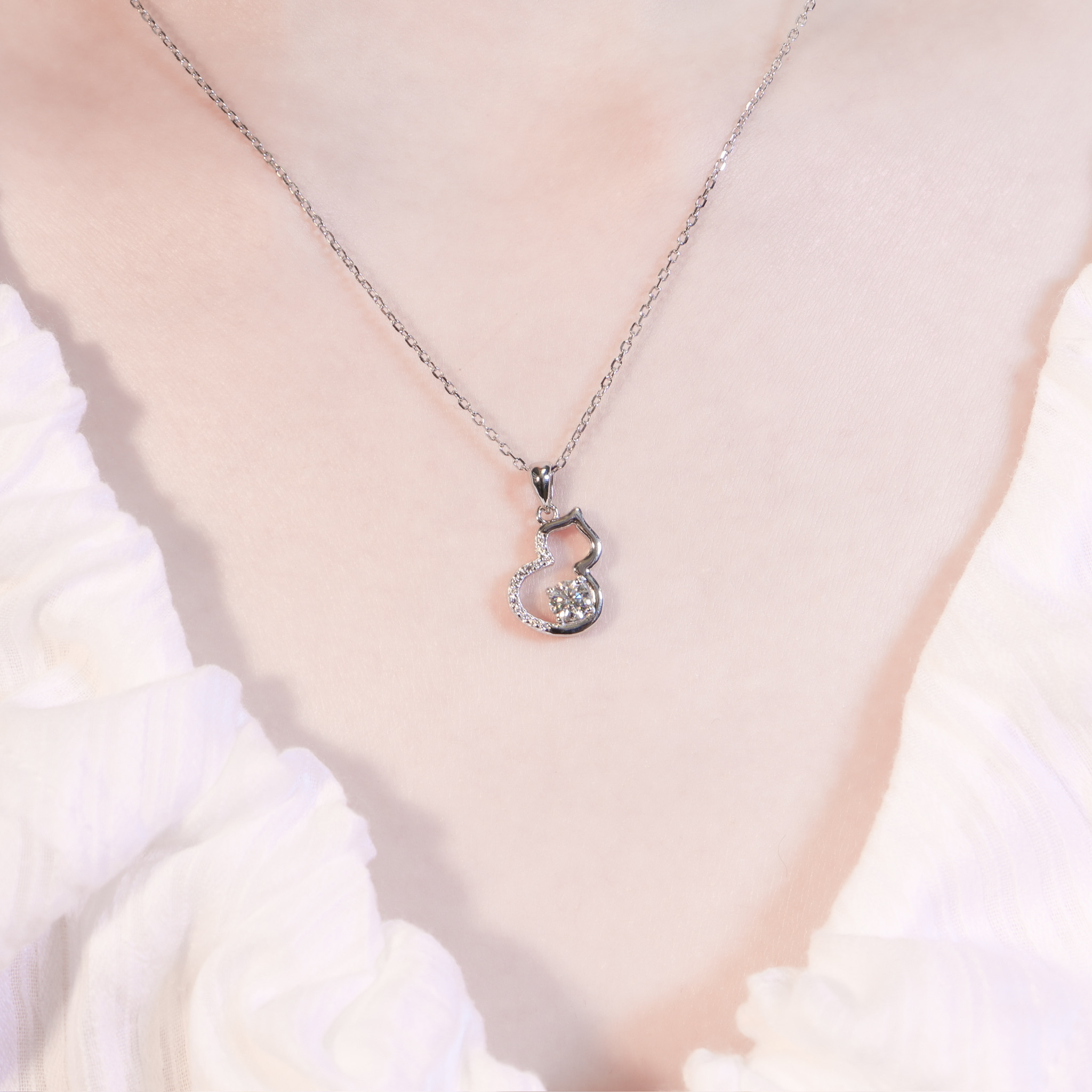 | 925純銀・厚鍍白金・厚鍍玫瑰金・莫桑石 | 鑽光吸財小葫蘆項鍊 | NE1627 |