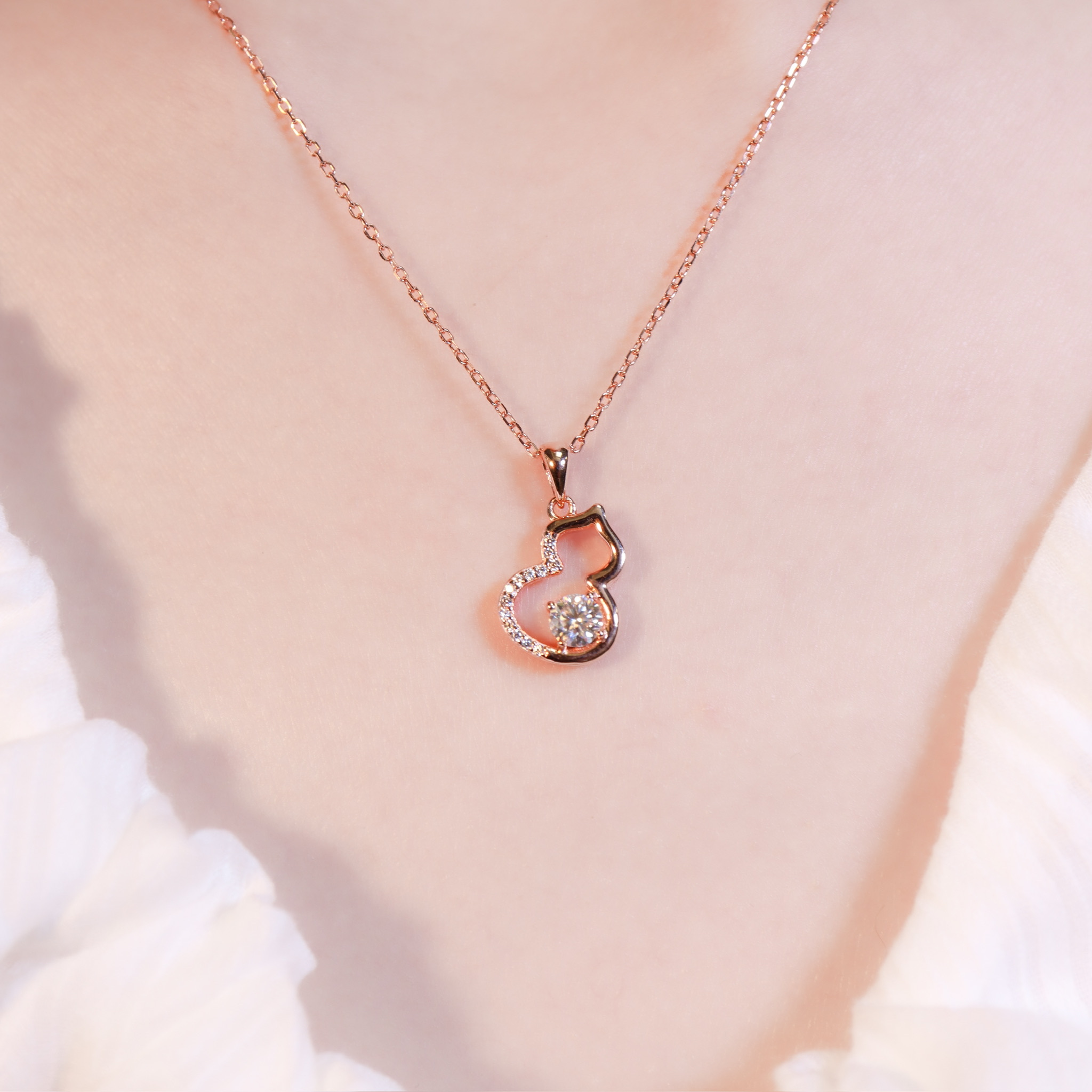 | 925純銀・厚鍍白金・厚鍍玫瑰金・莫桑石 | 鑽光吸財小葫蘆項鍊 | NE1627 |