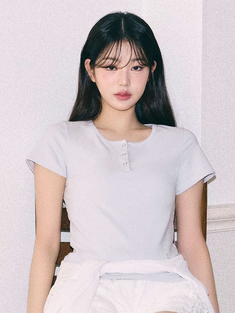 YI021 ROLAROLANUBASIC HENLEY NECK T-SHIRT 淺灰色