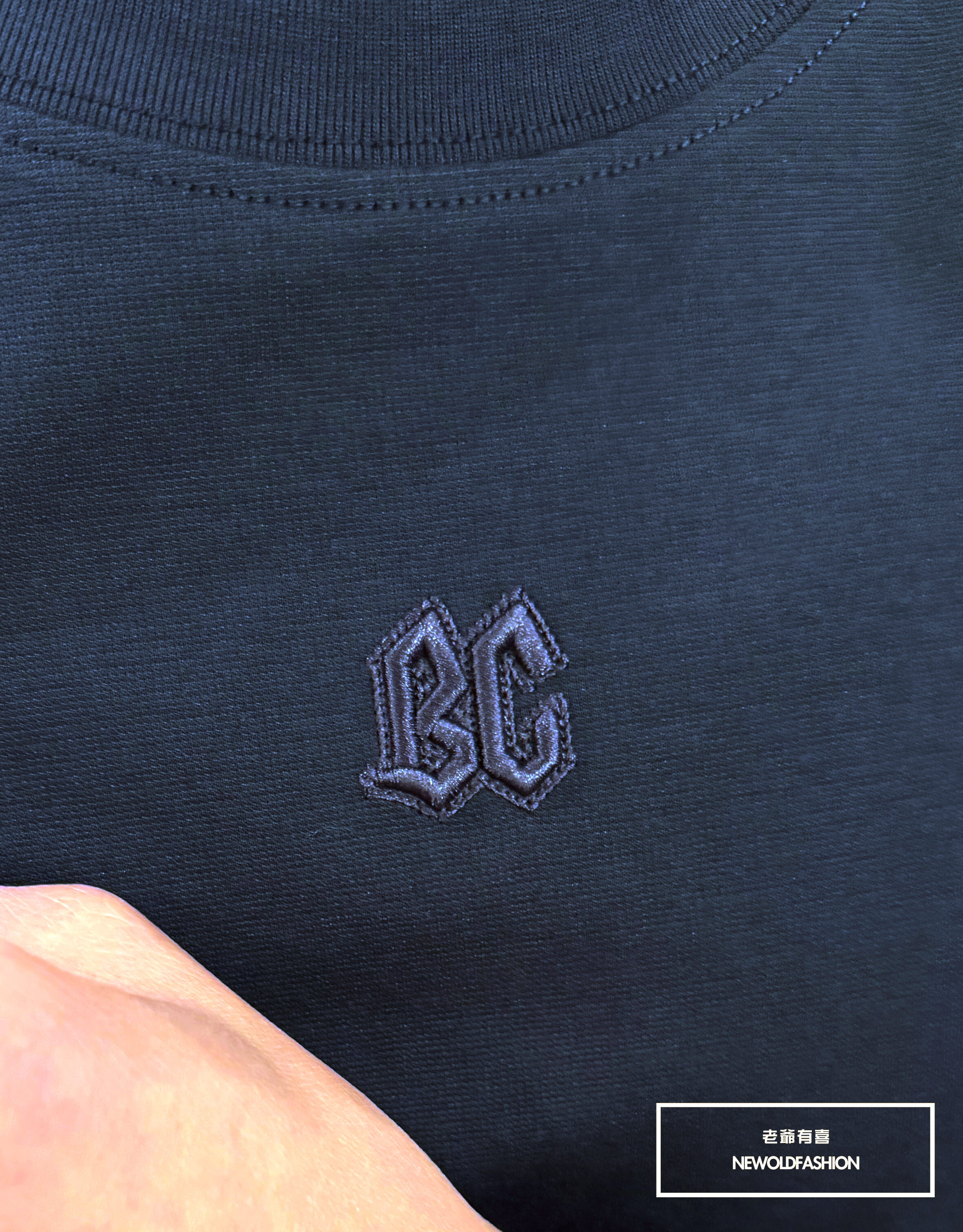 『新品上市』重磅B暗紋刺繡字標短T(NOF2604Z8062)-深藍
