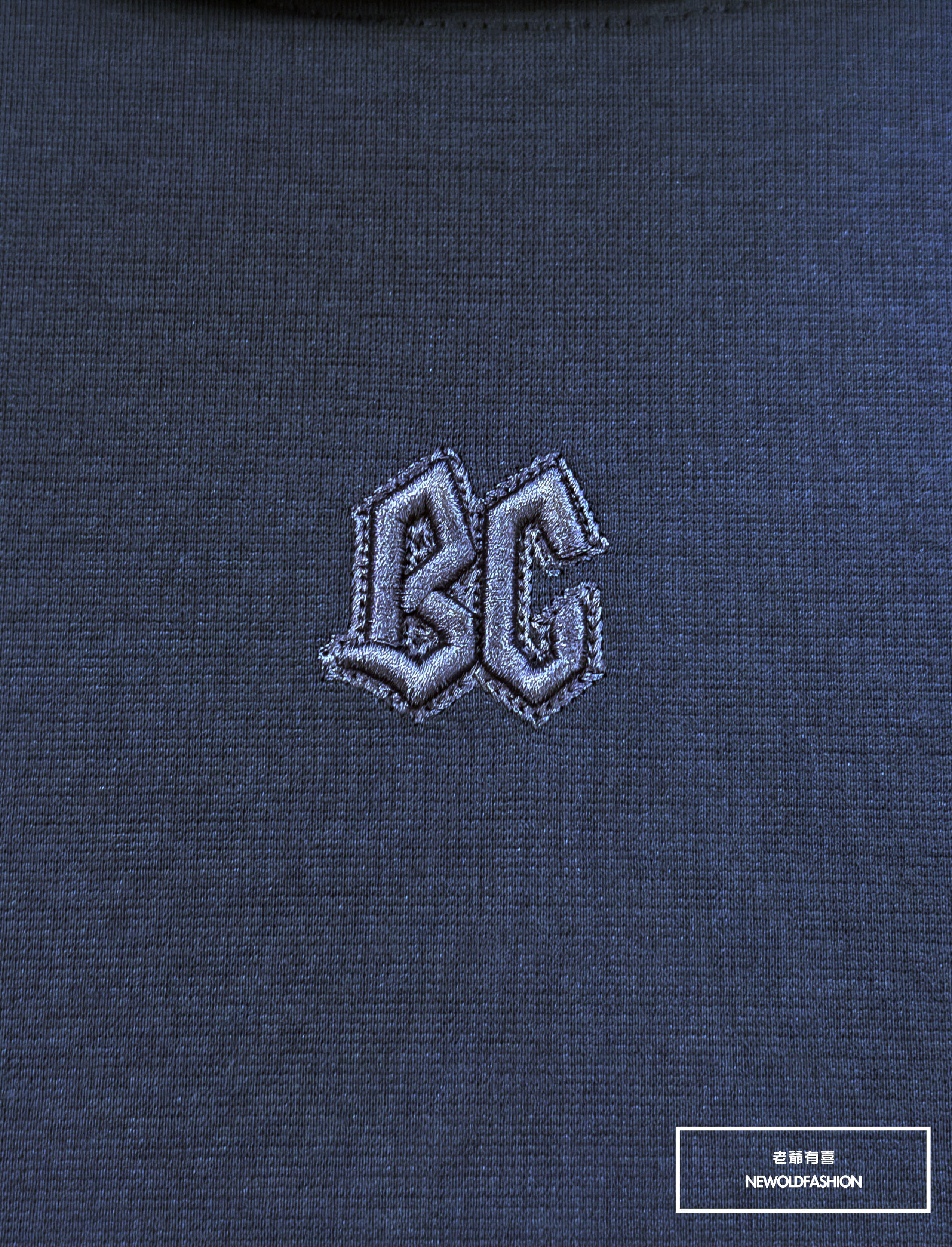 重磅B暗紋刺繡字標短袖T恤－深藍｜ (NOF2604Z8062)