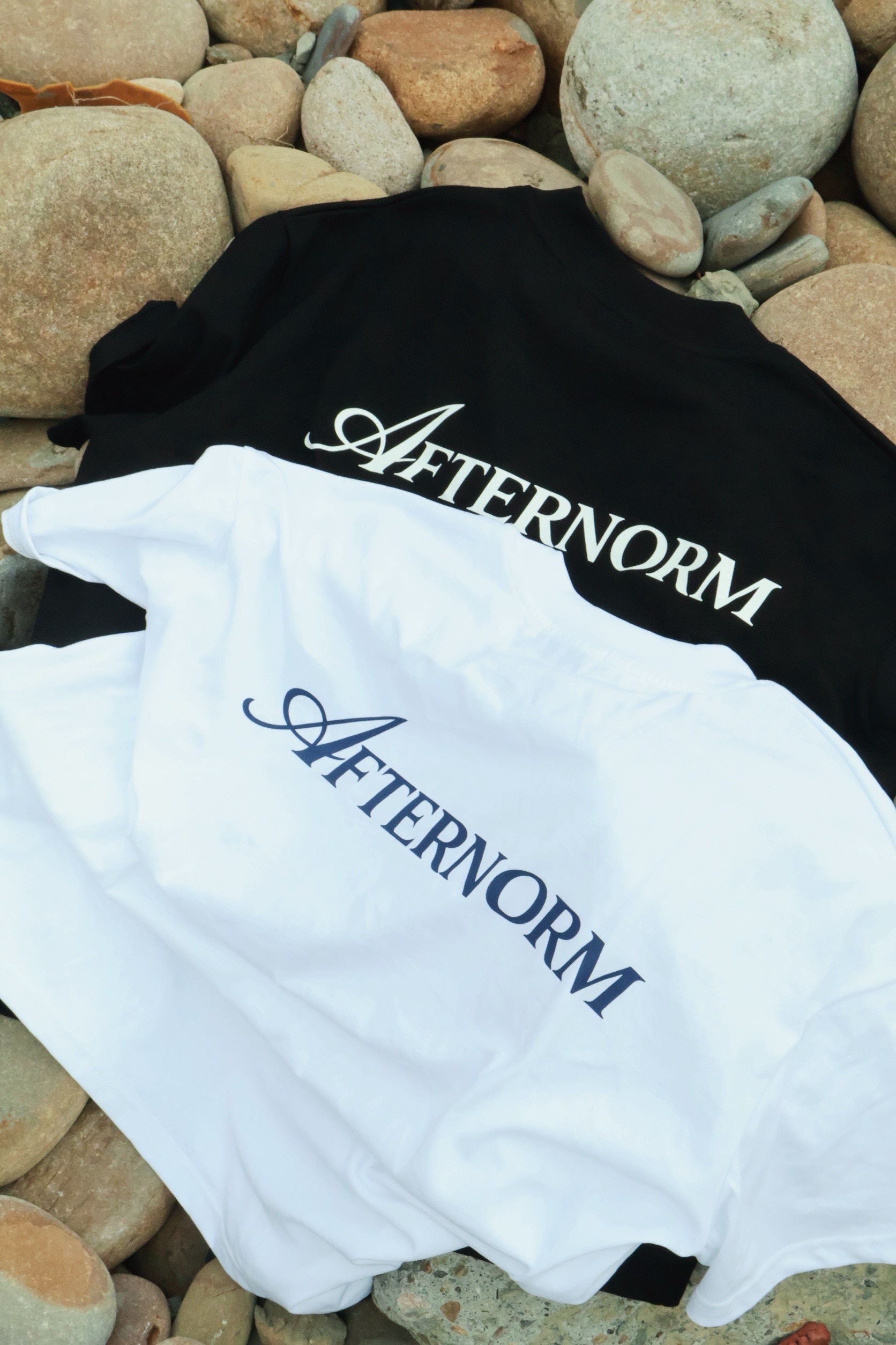 AFTERNORM 草寫英文字短寬踢 黑/白
