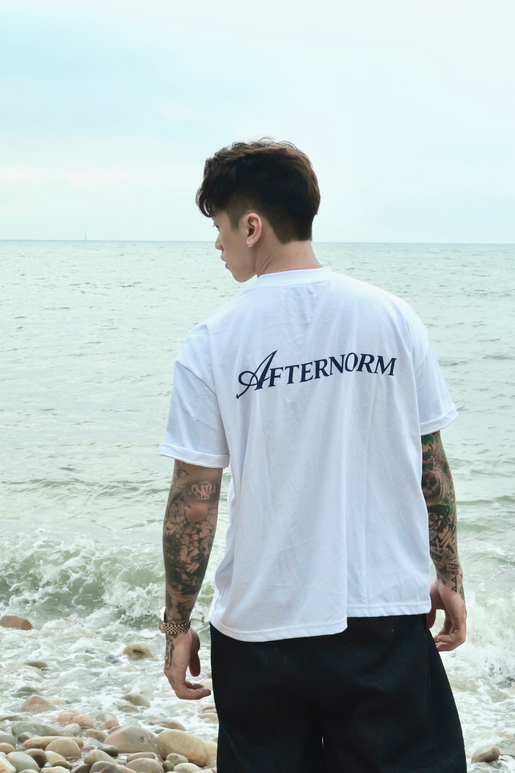 AFTERNORM 草寫英文字短寬踢 黑/白