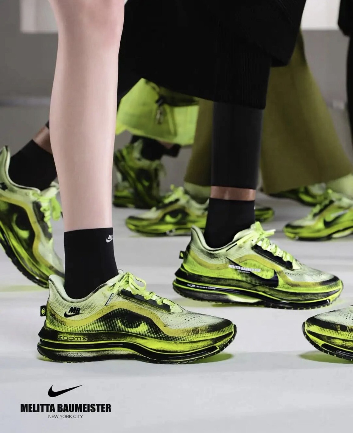 【代購】Nike × Melitta Baumeister Pegasus Premium 雕塑感跑鞋 螢光黃黑 IQ7336-700