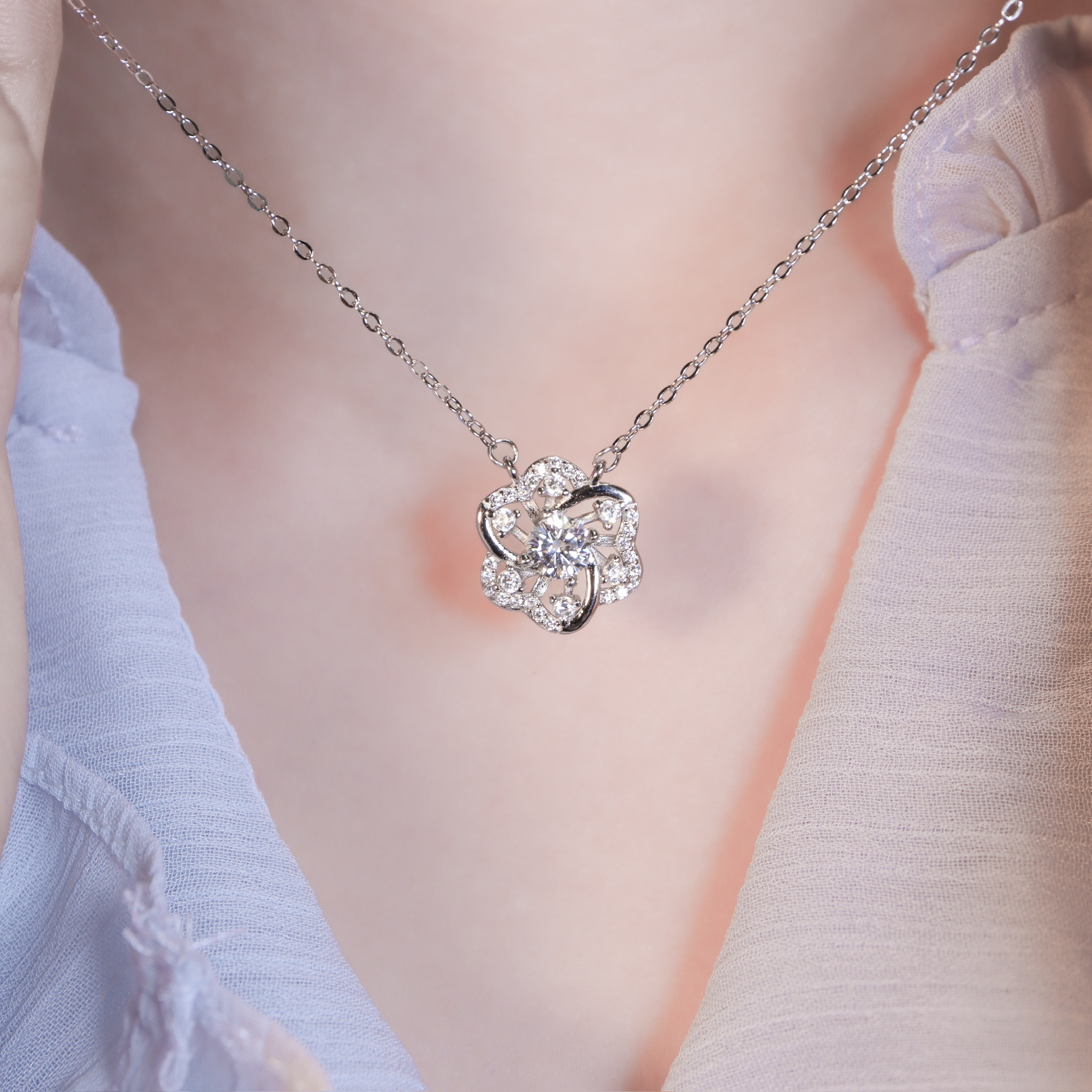 | 925純銀・厚鍍白金・莫桑石 | 鑽光花漾小日子項鍊 | NE1618 |