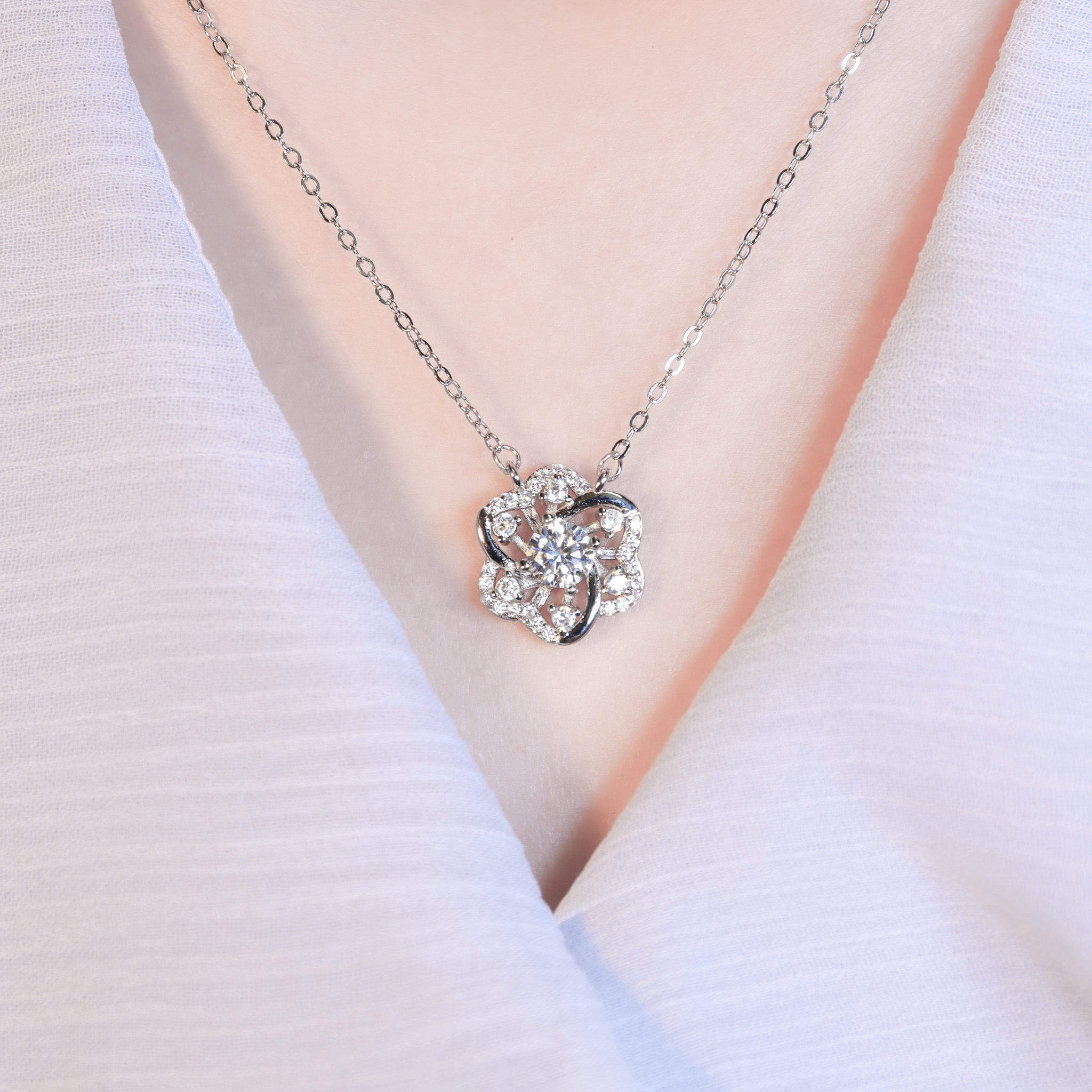 | 925純銀・厚鍍白金・莫桑石 | 鑽光花漾小日子項鍊 | NE1618 |