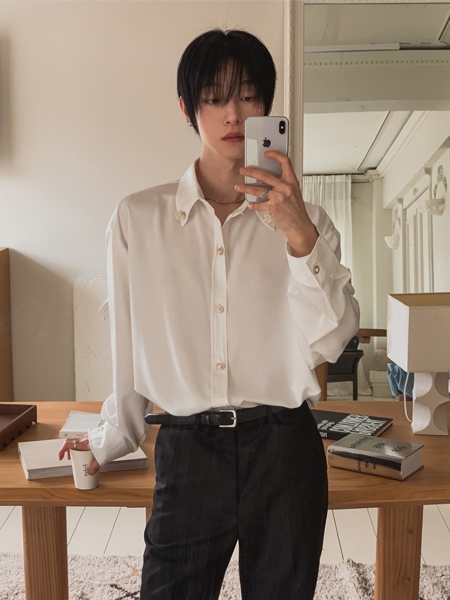 珍珠胸針緞面襯衫