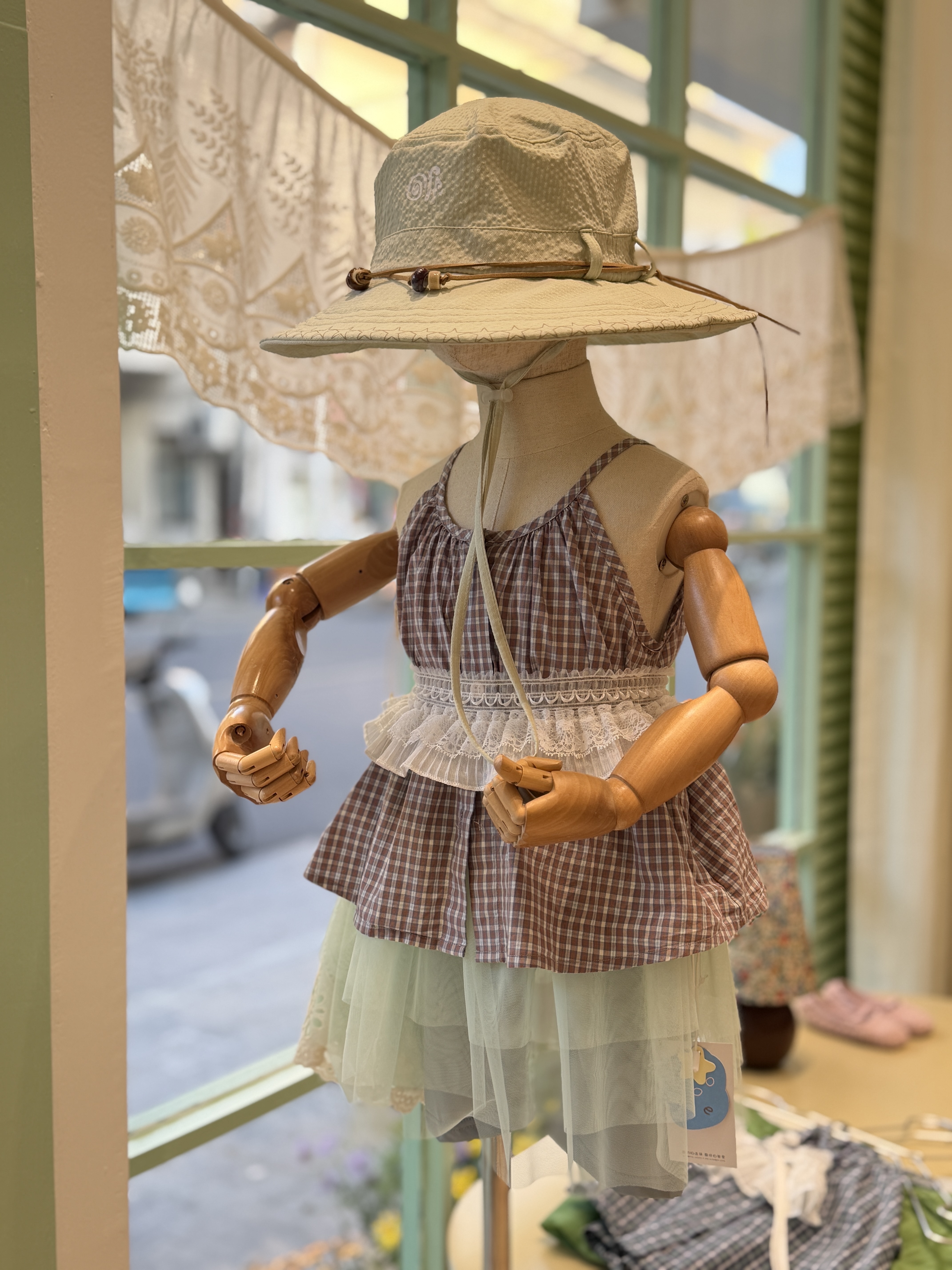 A04854附蕾絲綁帶格子上衣