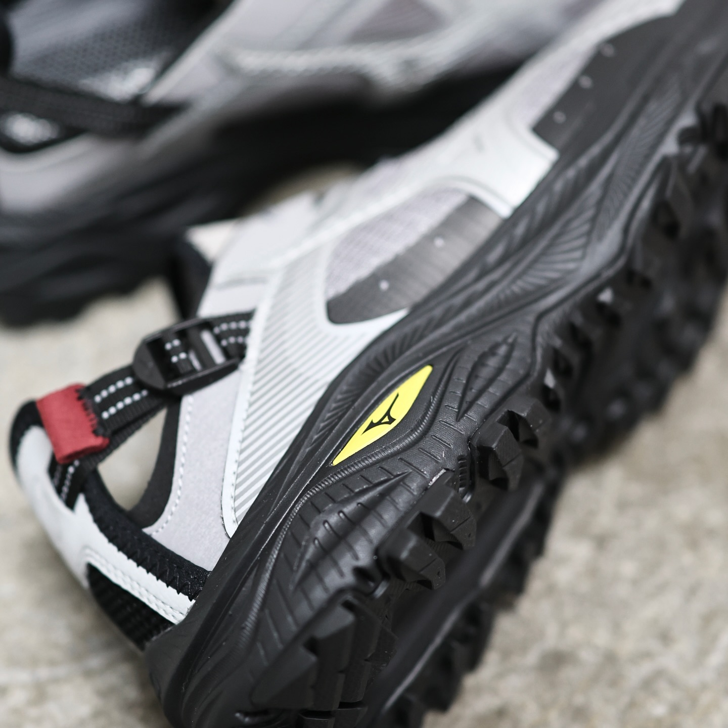 Mizuno Racer Trail SE v2 Grey Red 復古透氣涼鞋 灰黑紅