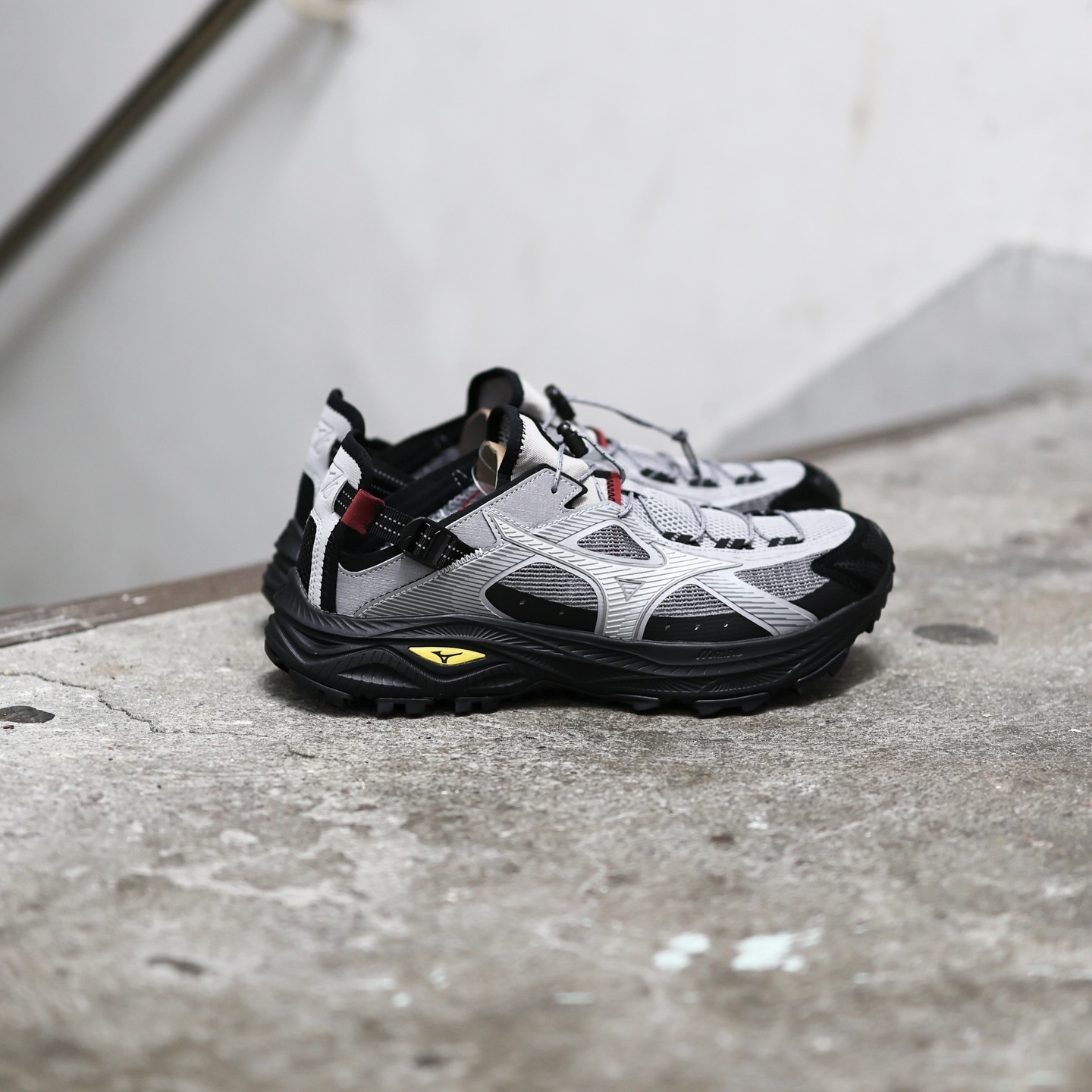 Mizuno Racer Trail SE v2 Grey Red 復古透氣涼鞋 灰黑紅