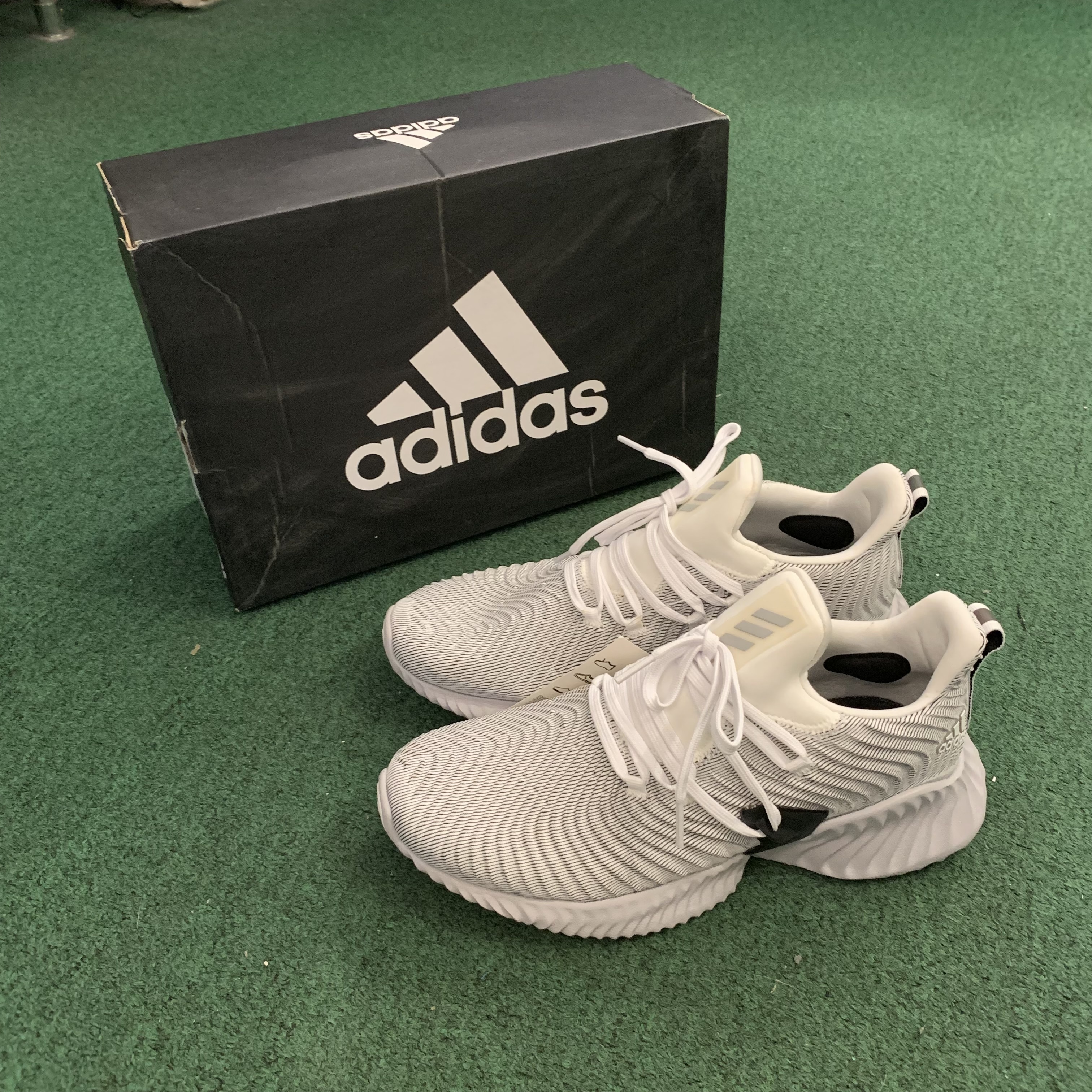 LAST SALE: ADIDAS ALPHABOUNCE INSTINCT M - WHITE US 8 IN STOCK NOW (現貨發售中)