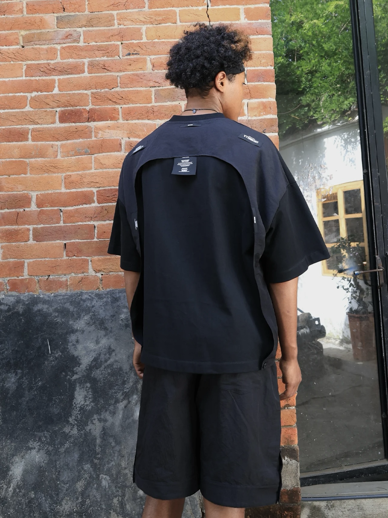 Morning Drinker 弧形拼接梭織面料貼標T恤