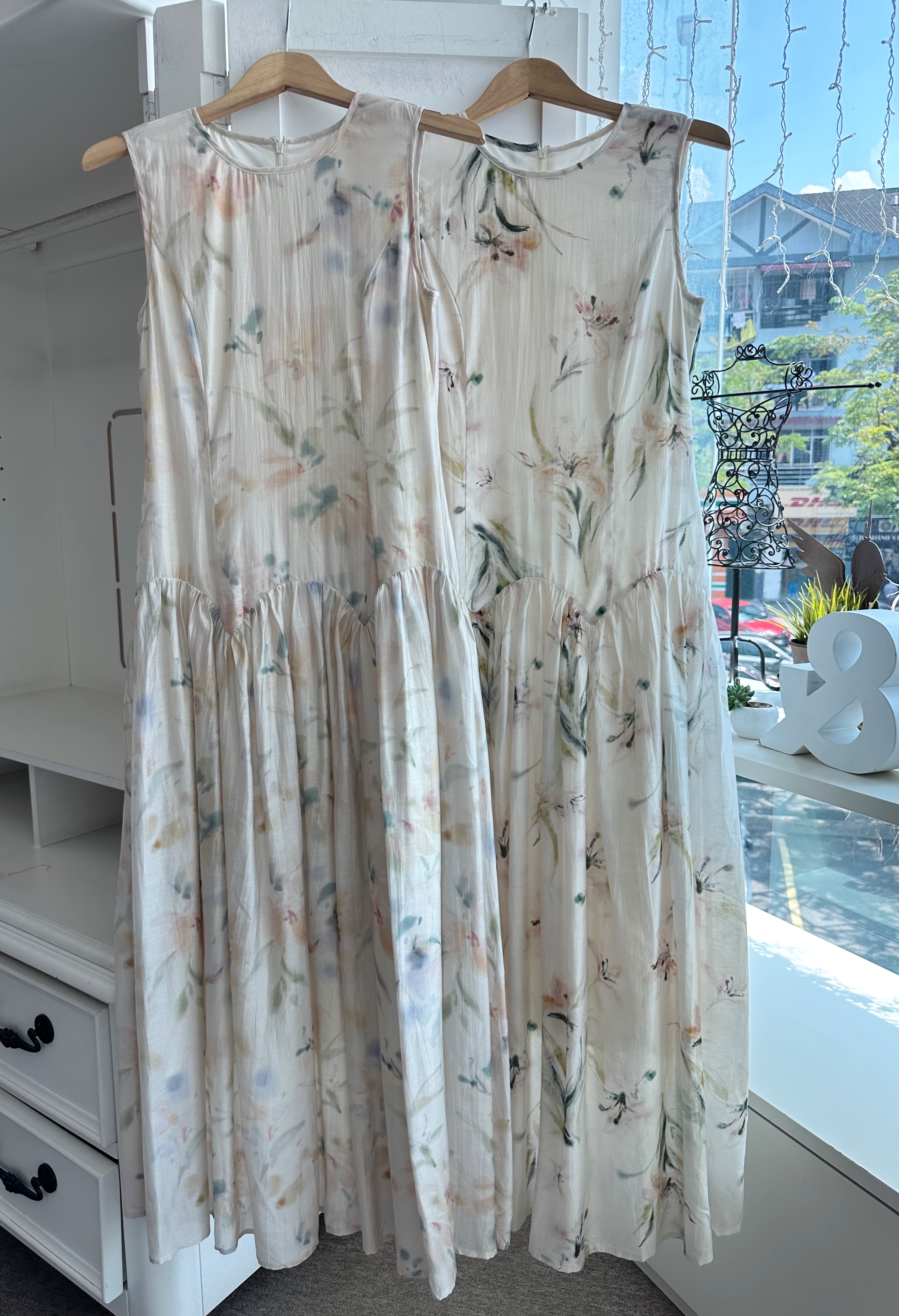 SLEEVELESS SILKY FLORAL LONG DRESS