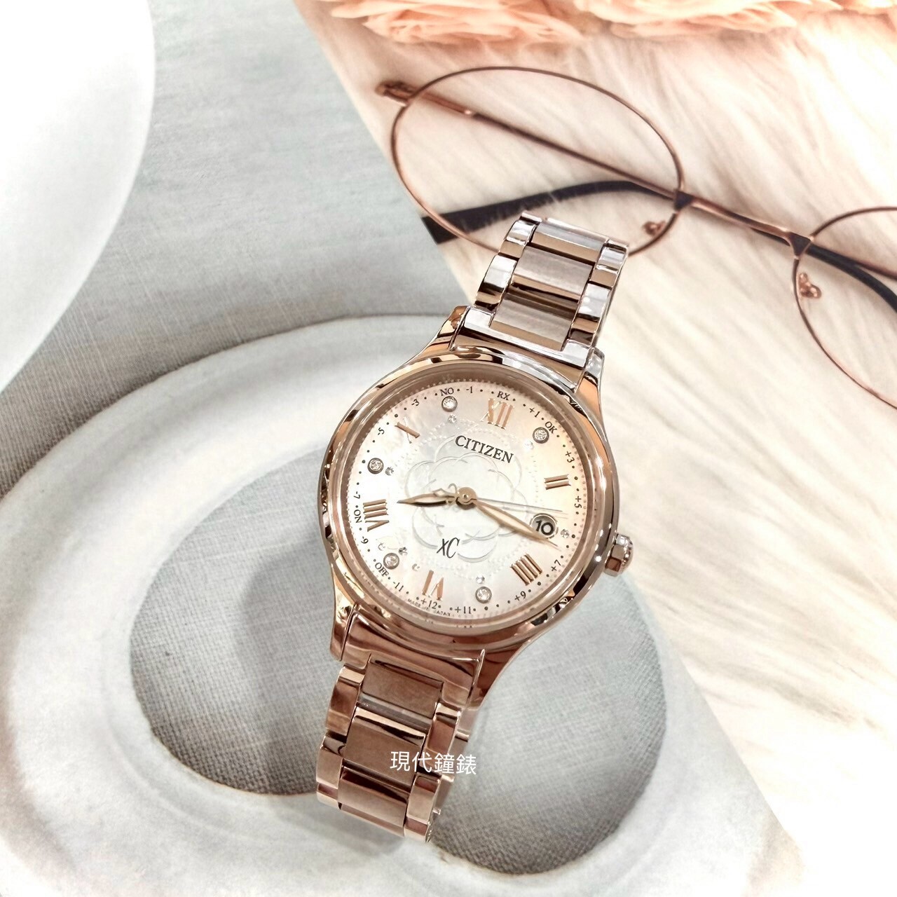 【CITIZEN 星辰】XC 粉色山茶花光動能鈦金屬電波ES9498-69N 27mm 現代鐘錶