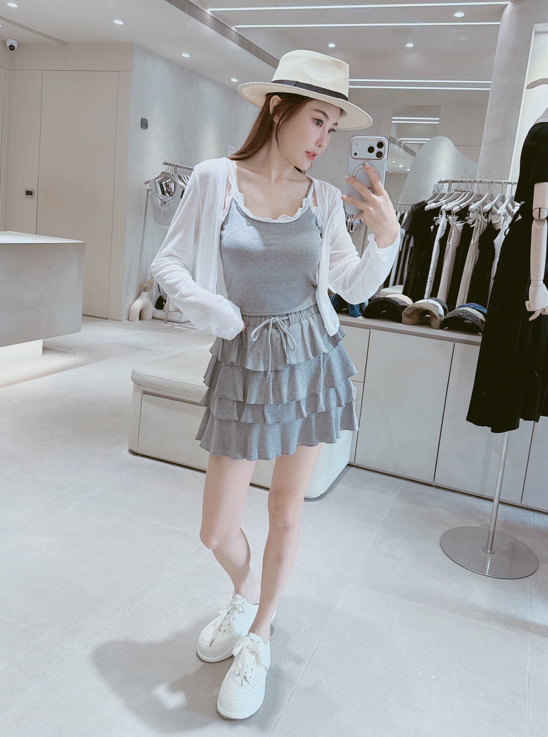 花邊罩杯背心+蛋糕短裙+直紋外套