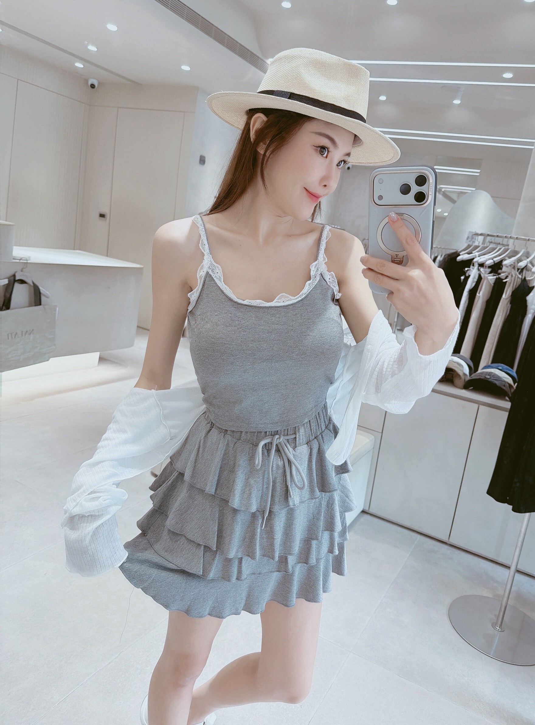 花邊罩杯背心+蛋糕短裙+直紋外套