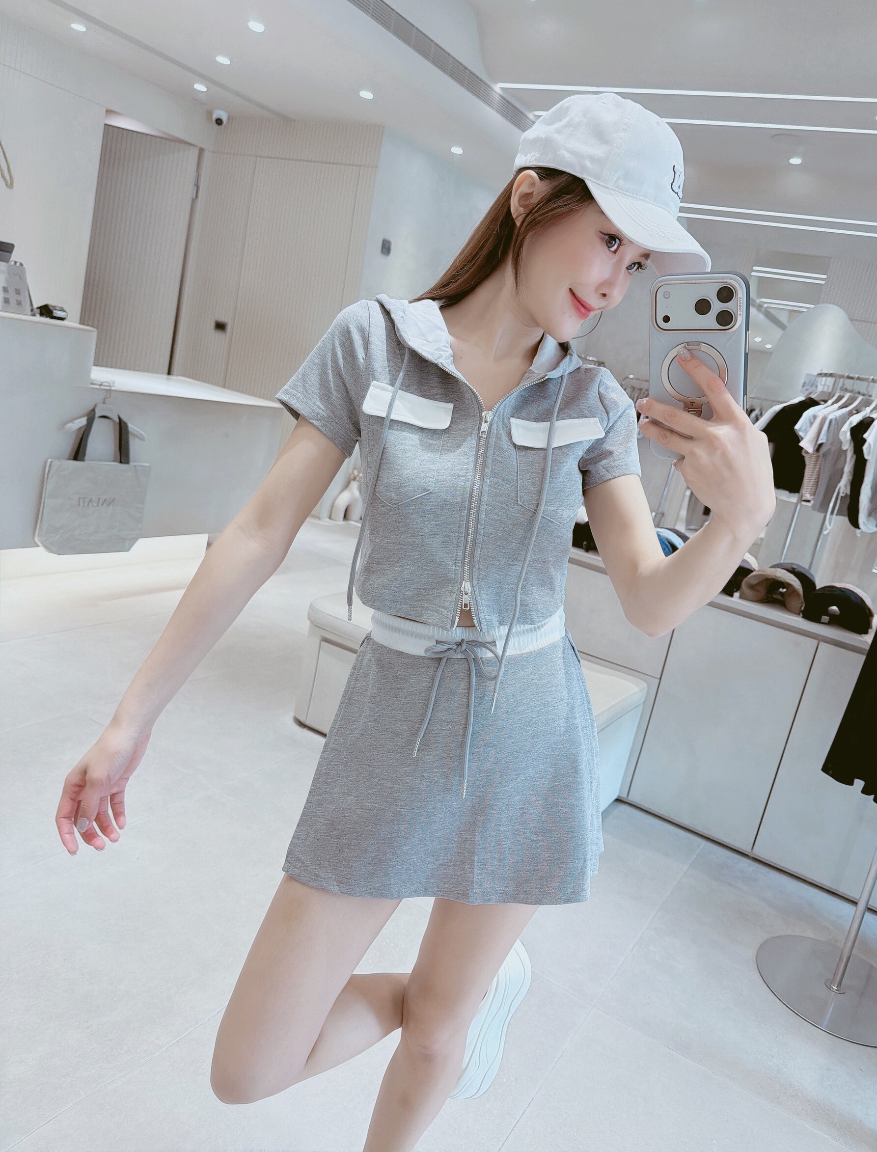 配色口袋拉鍊連帽衣+配色開岔短裙