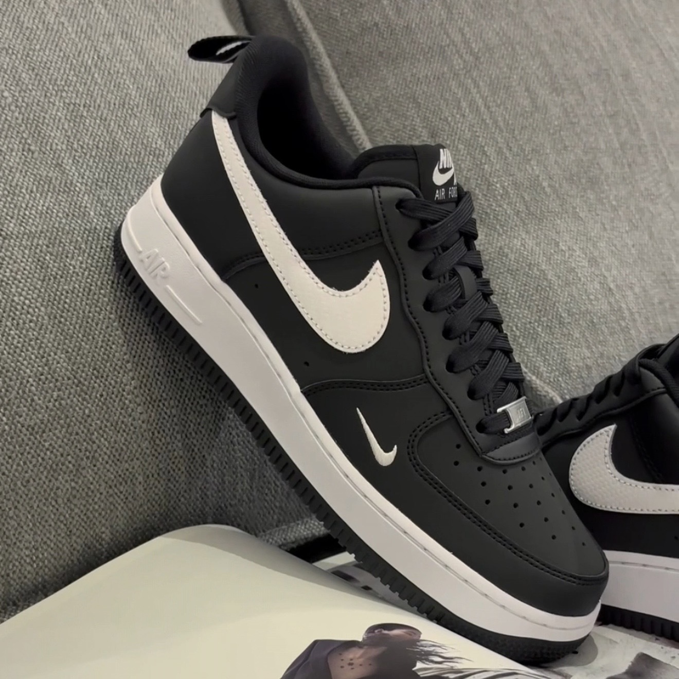 NIKE AIR FORCE 1 07 TECH ESS 黑白 碳纖維紋勾 紋理皮面 休閒 男鞋 IR5599-001
