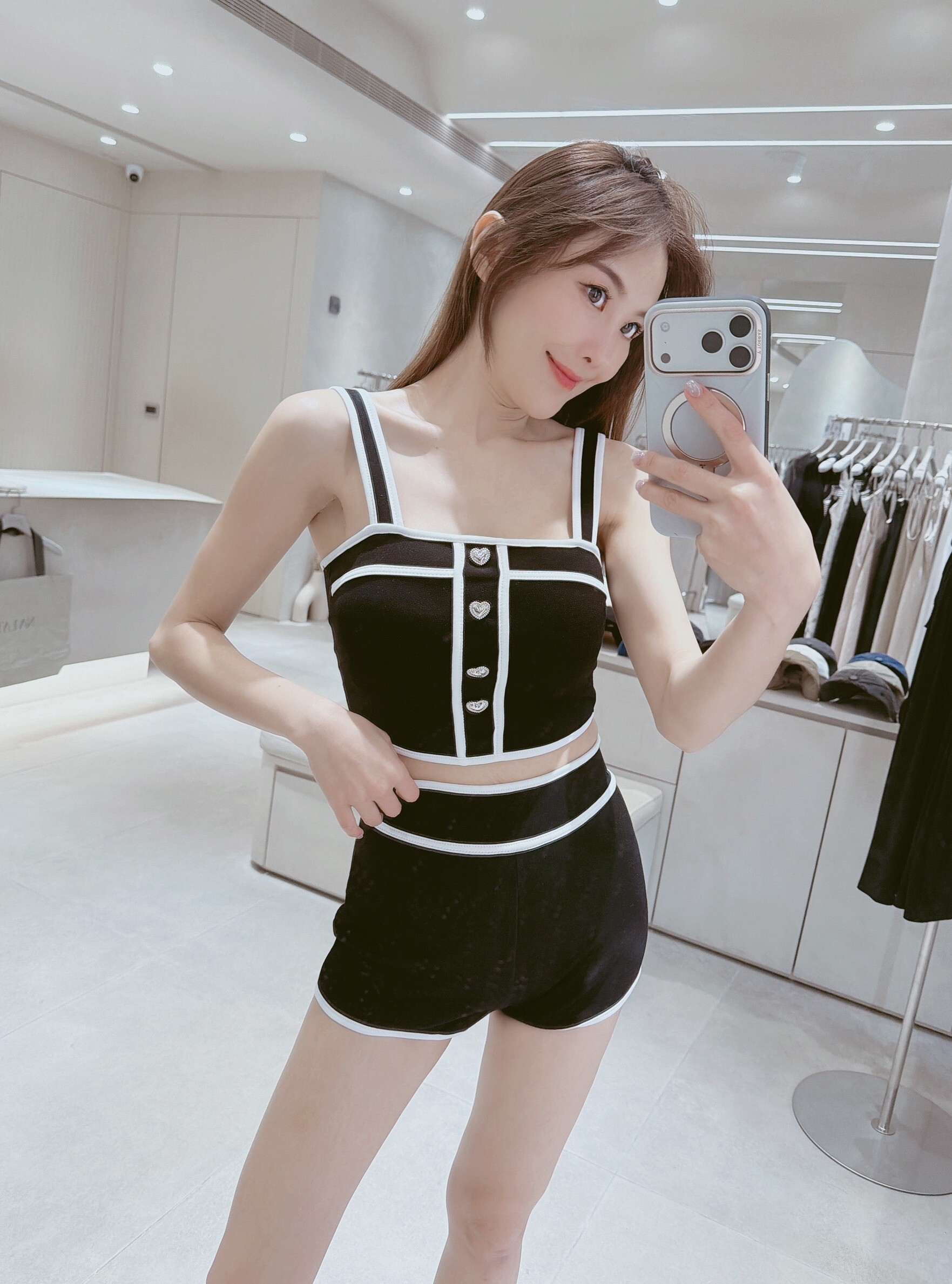 白邊愛心釦罩杯背心+白邊短褲