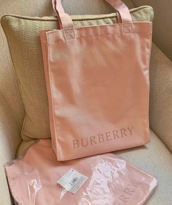 Burberry 夏日限定粉紅帆布袋