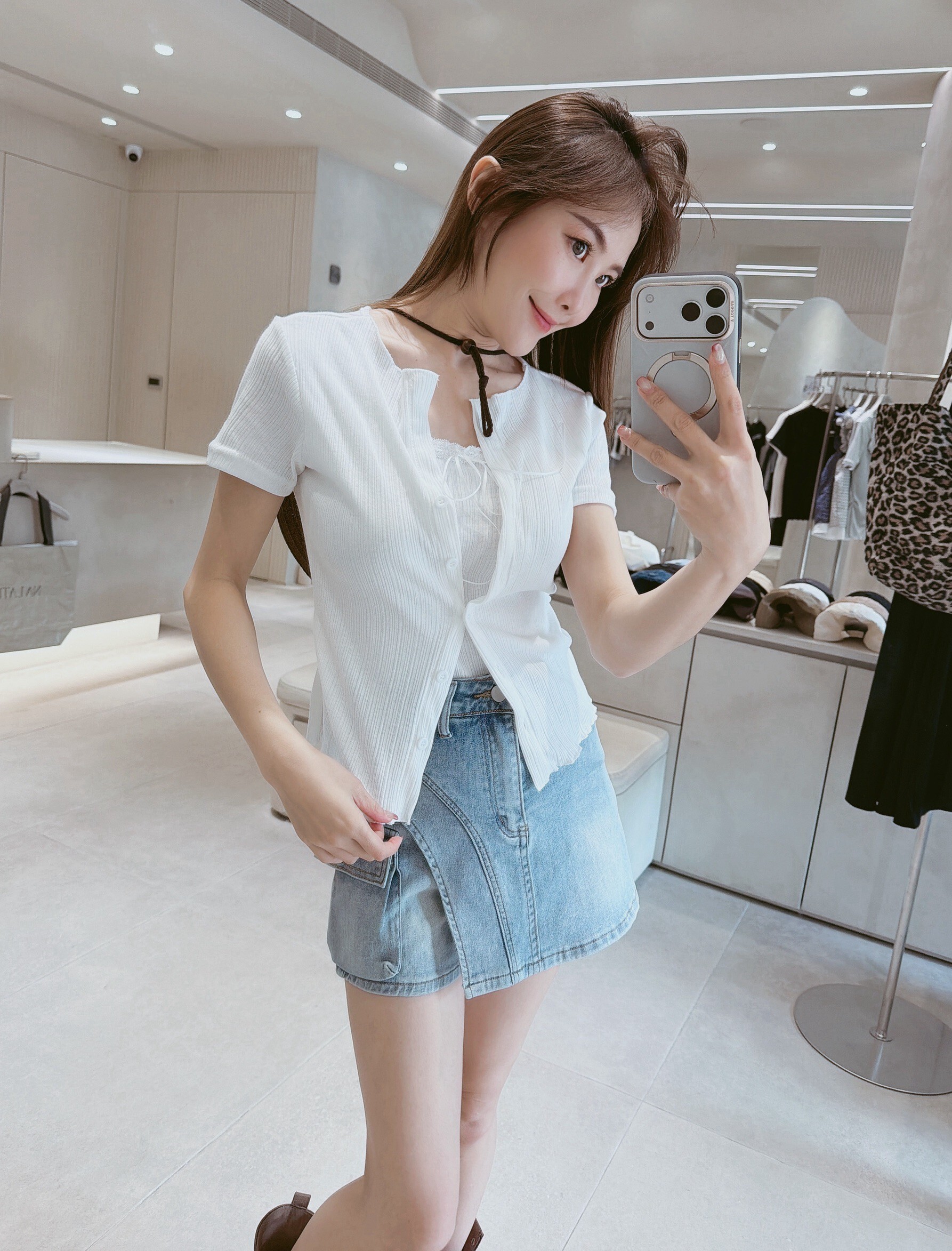 假兩件捲邊蕾絲坑紋排釦衣